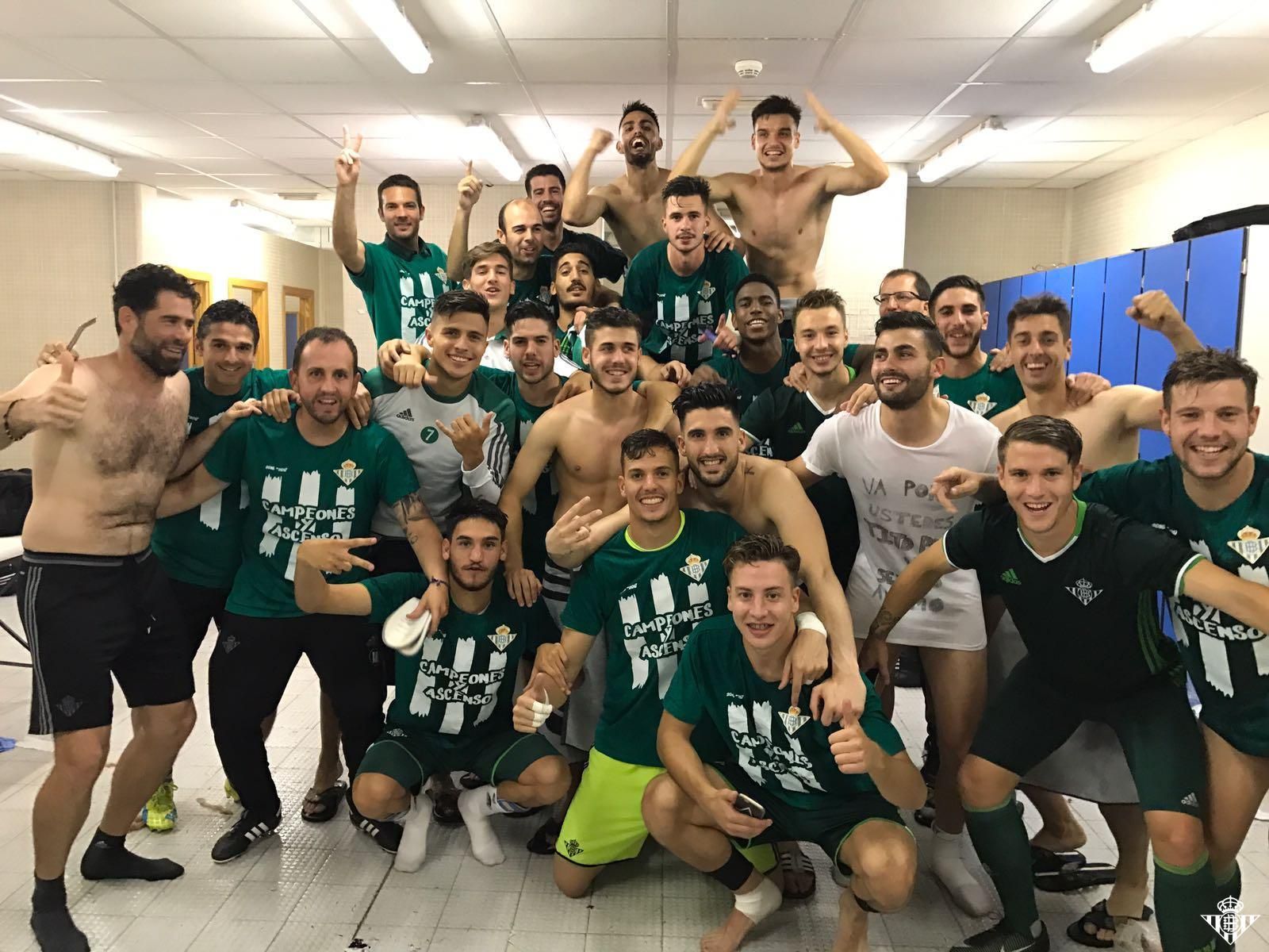 Los jugadores del Betis B celebran su ascenso a Segunda B.