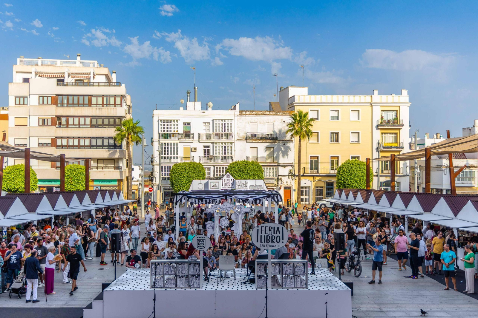 Aspecto de la plaza del Rey durante una jornada de la pasada Feria del Libro. Aspecto de la plaza del Rey durante una jornada de la pasada Feria del Libro.