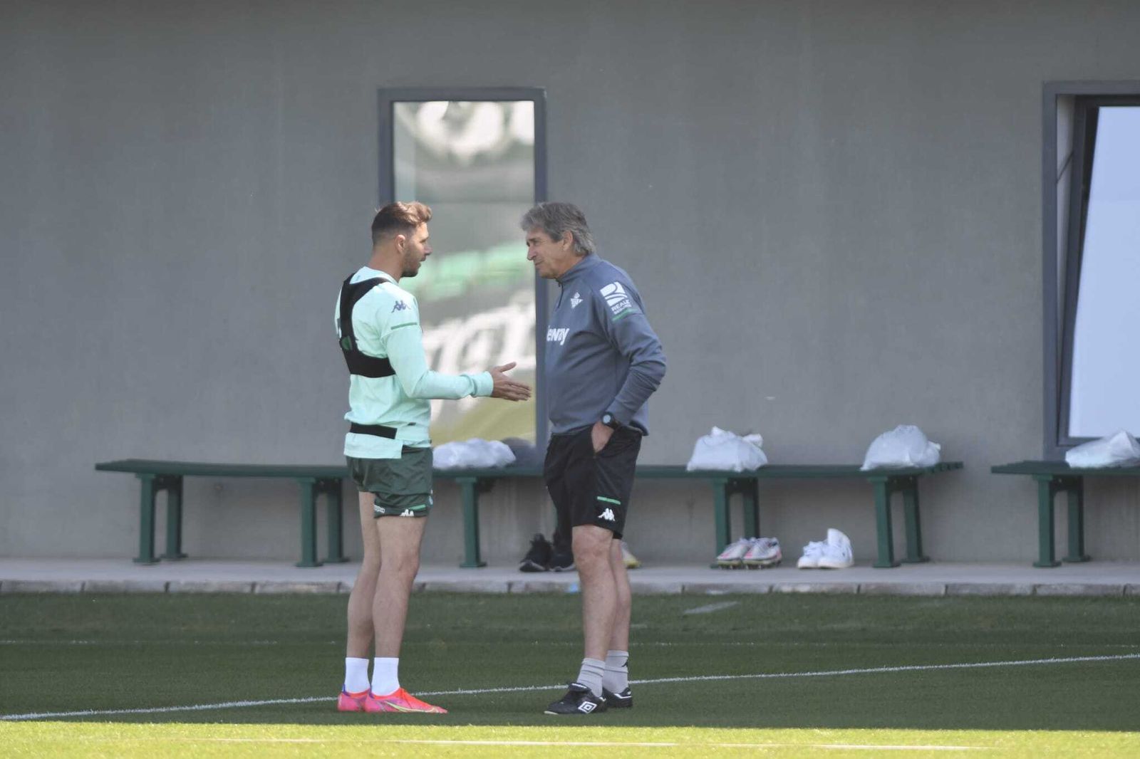 Joaquín conversa con Pellegrini.