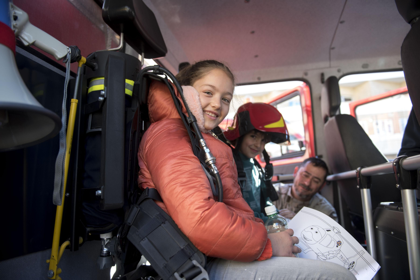 Las Fuerzas de Seguridad visitan a los menores ingresados en el Hospital Materno Infantil