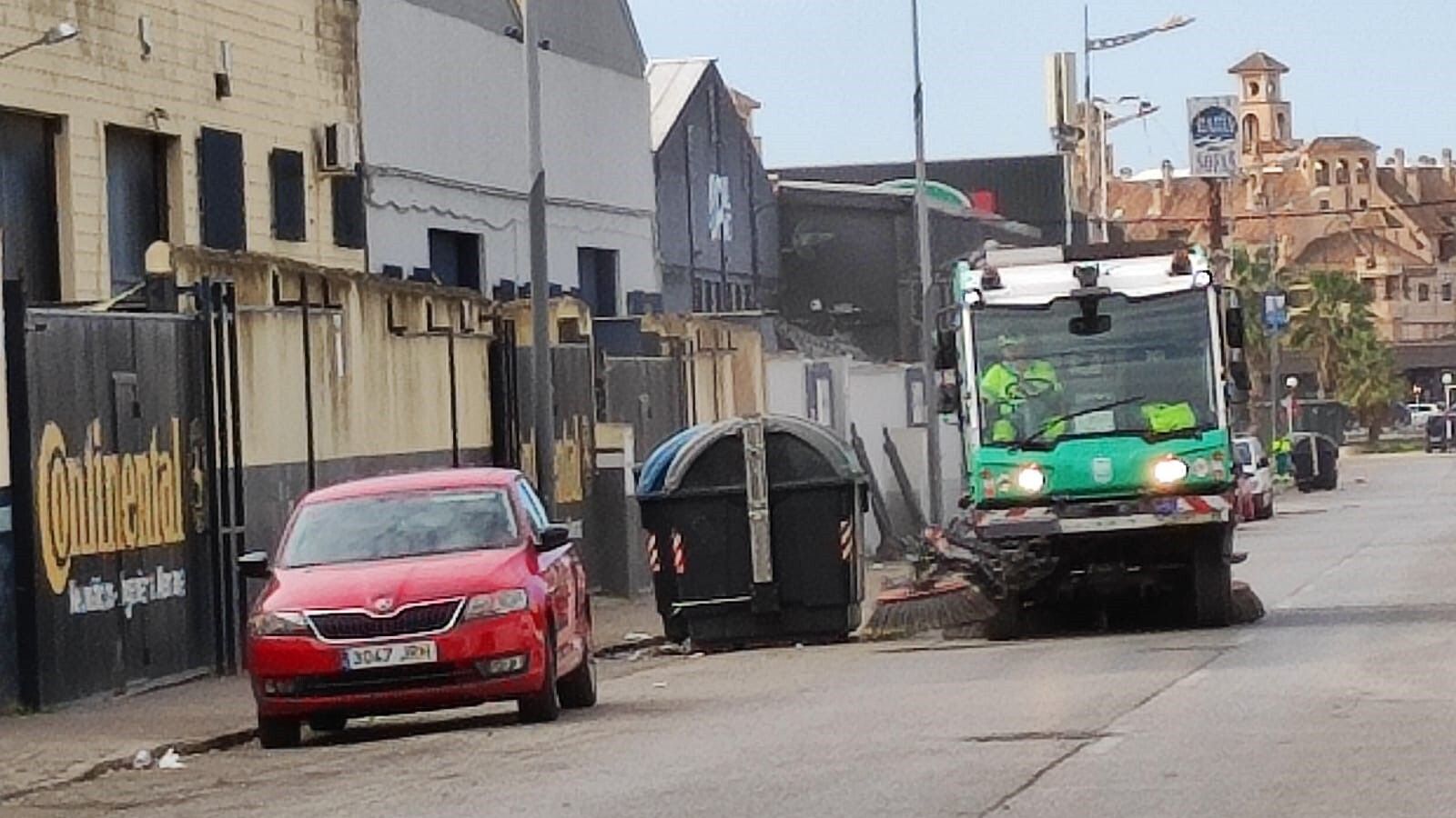 Limpieza del polígono de Fadricas tras los botellones de Año Nuevo en San Fernando.