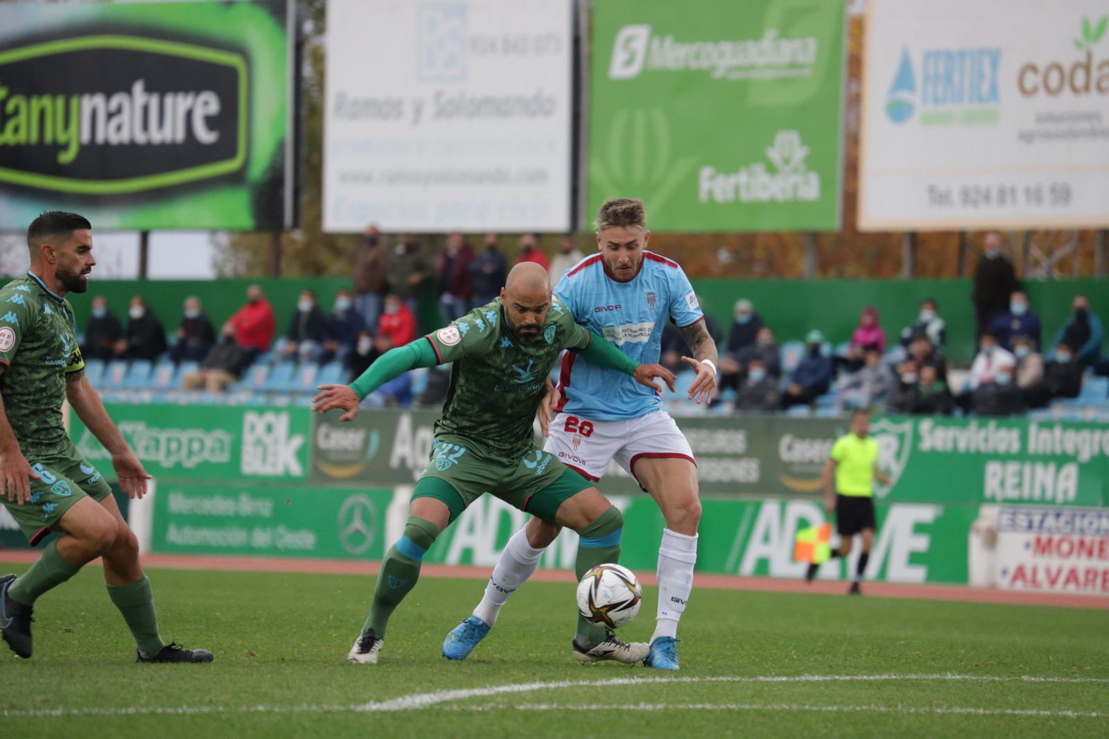 La derrota del Córdoba CF ante el Villanovense, en imágenes