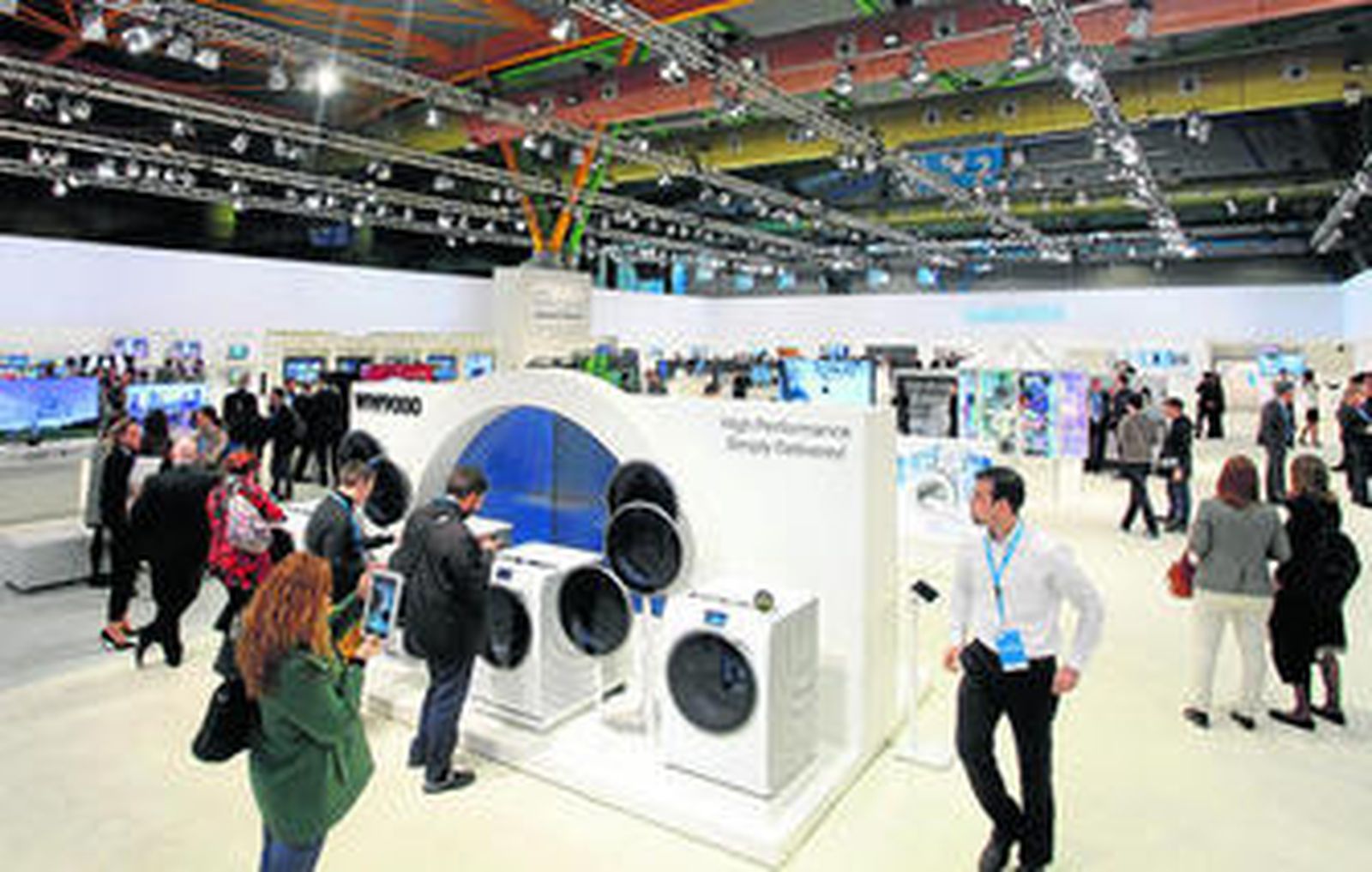 Decenas de personas observan ayer los productos presentados por la multinacional.