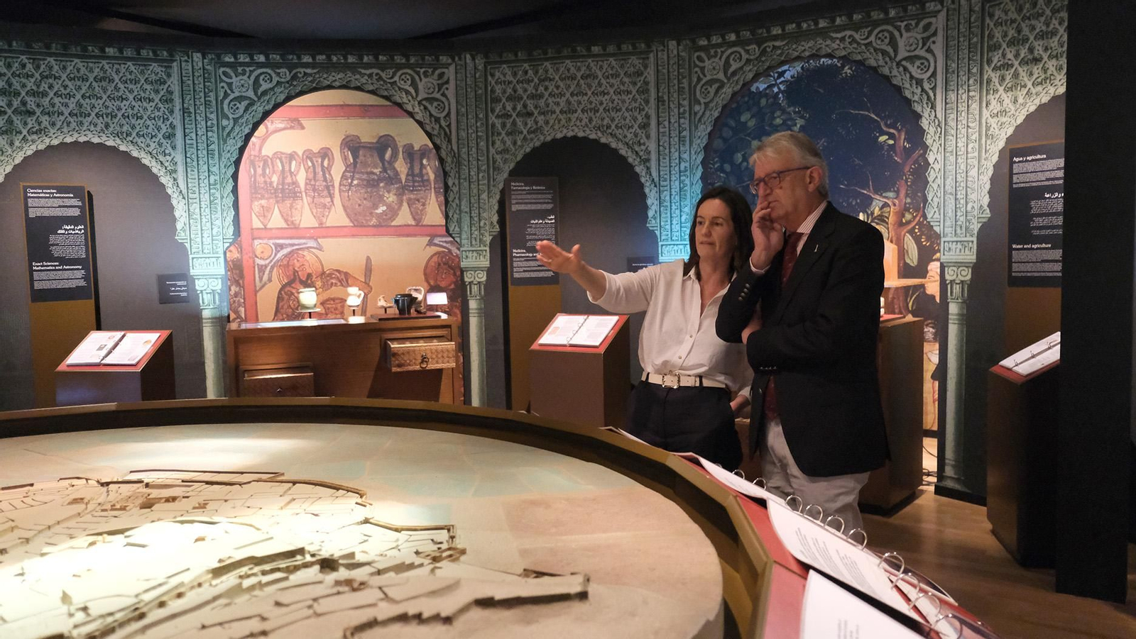 Concha de Santa Ana y Luis Alcalá, en la visita a la exposición Al Ándalus y la Ciencia.