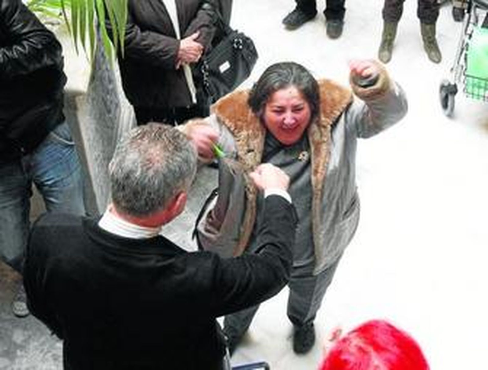 Una de las inquilinas muestra su alegría al recibir las llaves de su casa.