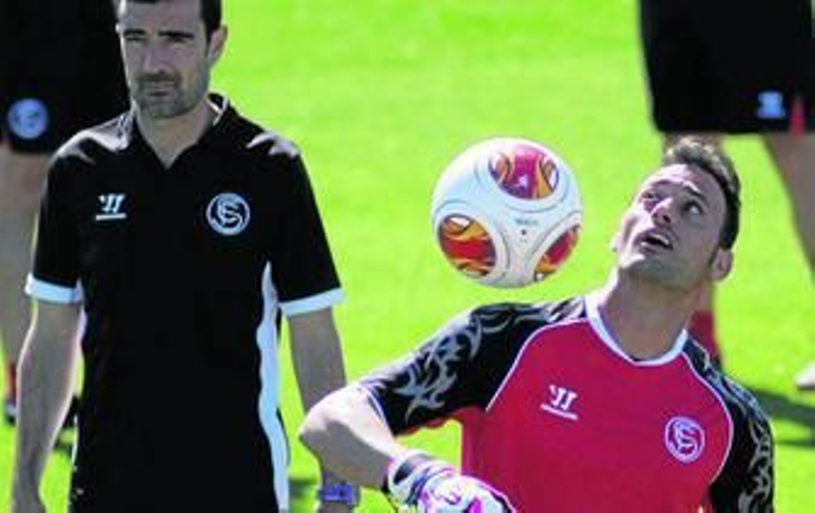 Beto pelotea ante Juan Carlos Carcedo, en la sesión antes de viajar.