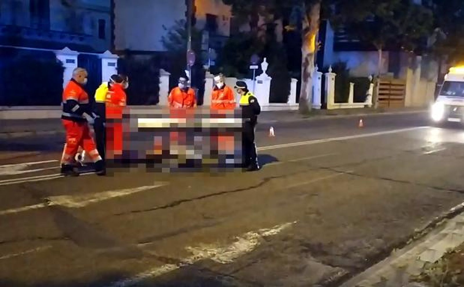 Varios sanitarios y policías atienden a un motorista herido tras chocar con un taxi en Manuel Siurot.