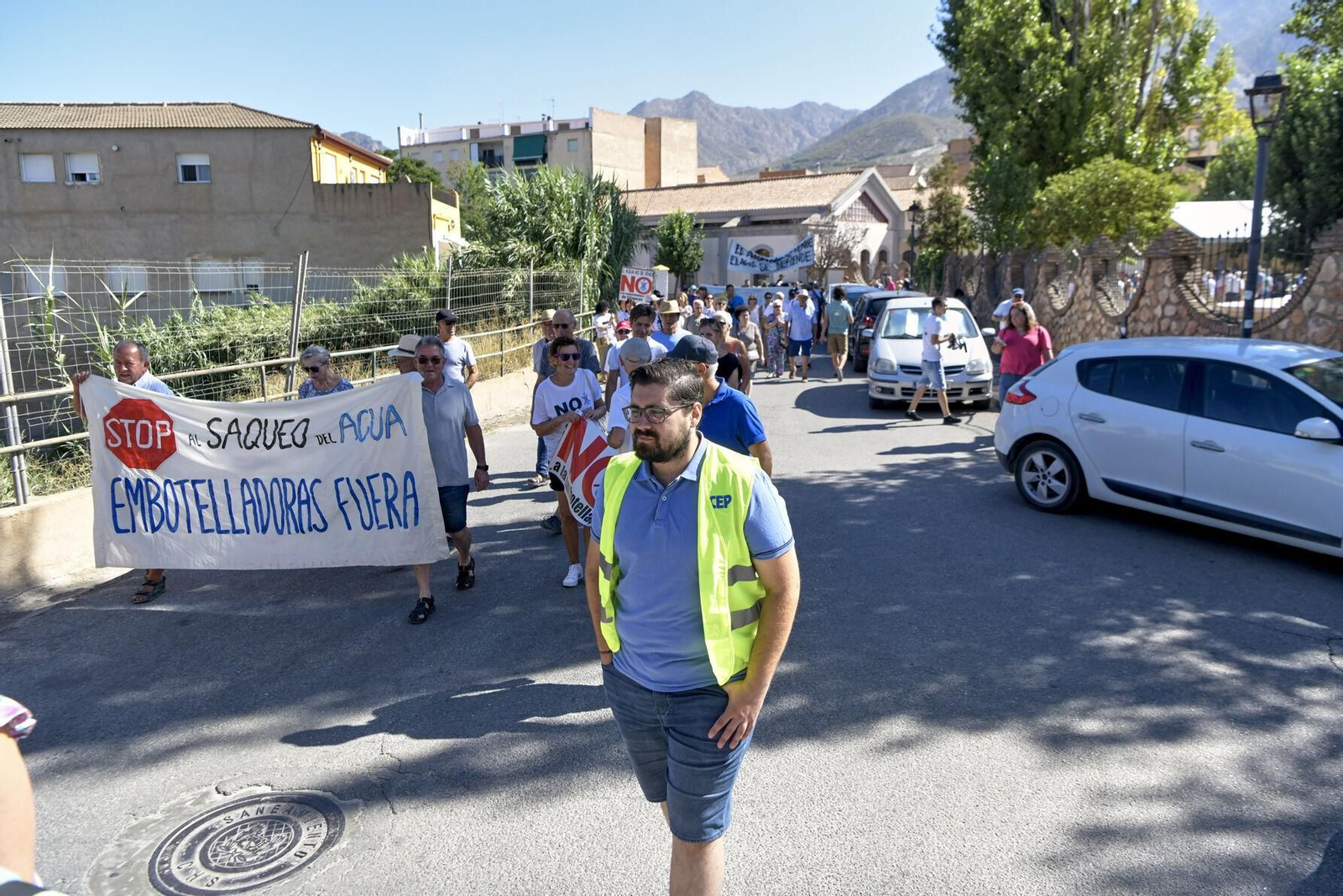 Así se han manifestado por las calles de Padul en contra de la embotelladora de Cijancos
