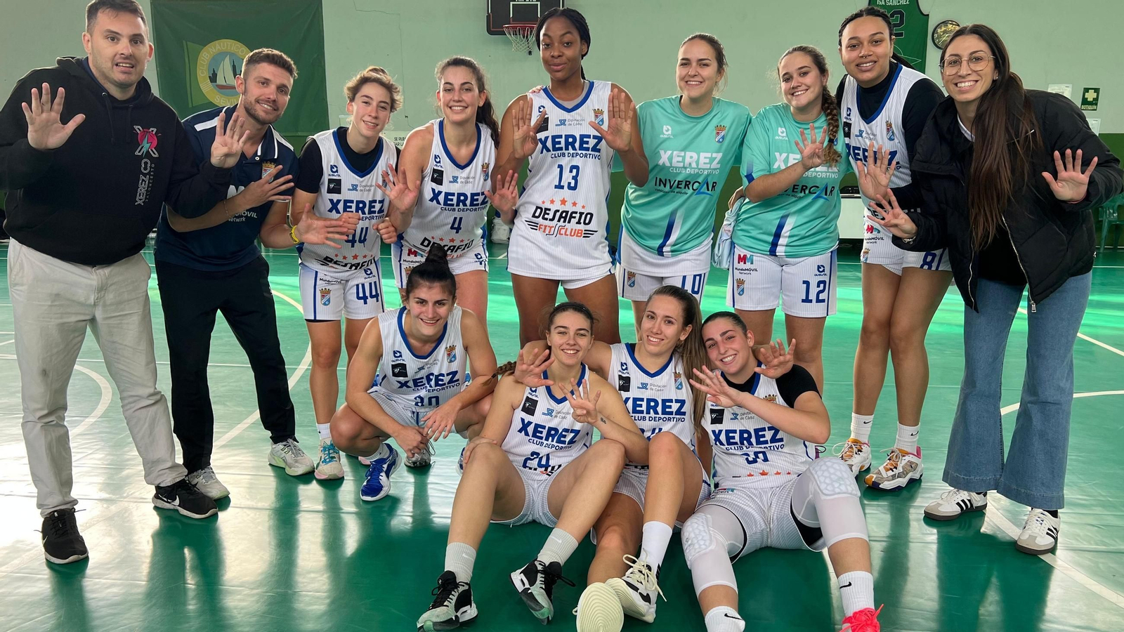Las xerecistas celebran en la pista del Náutico su novena victoria del curso.