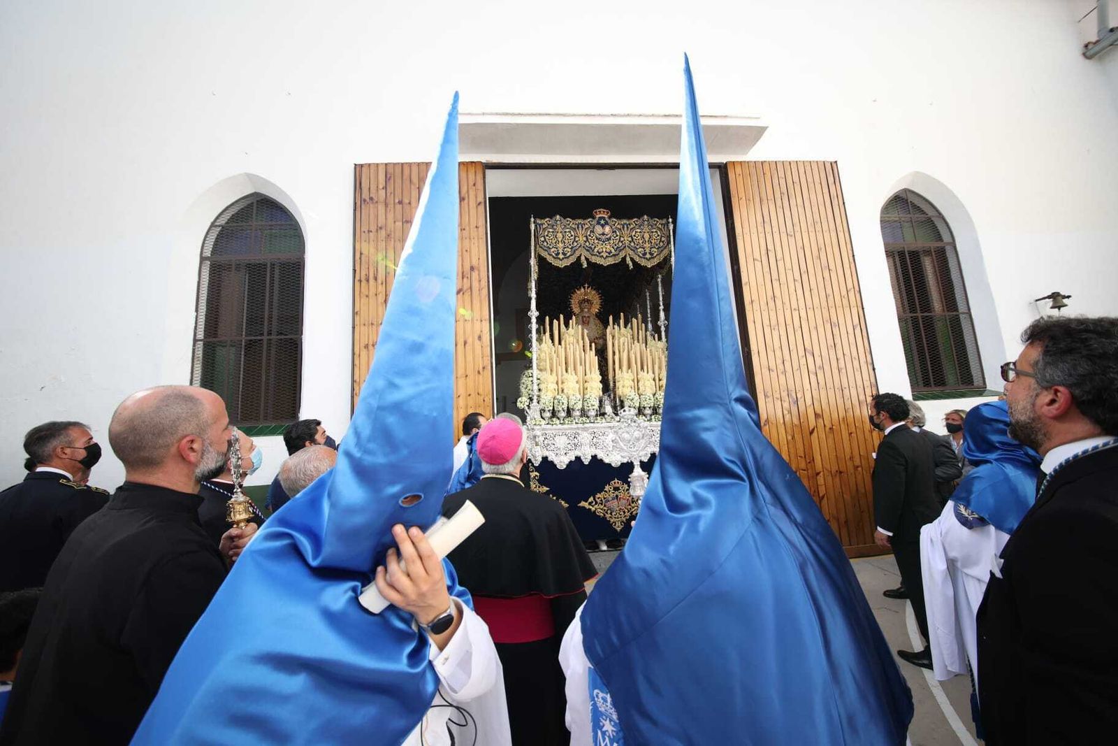 El obispo de Jerez, ante el palio de la Virgen de la Estrella.