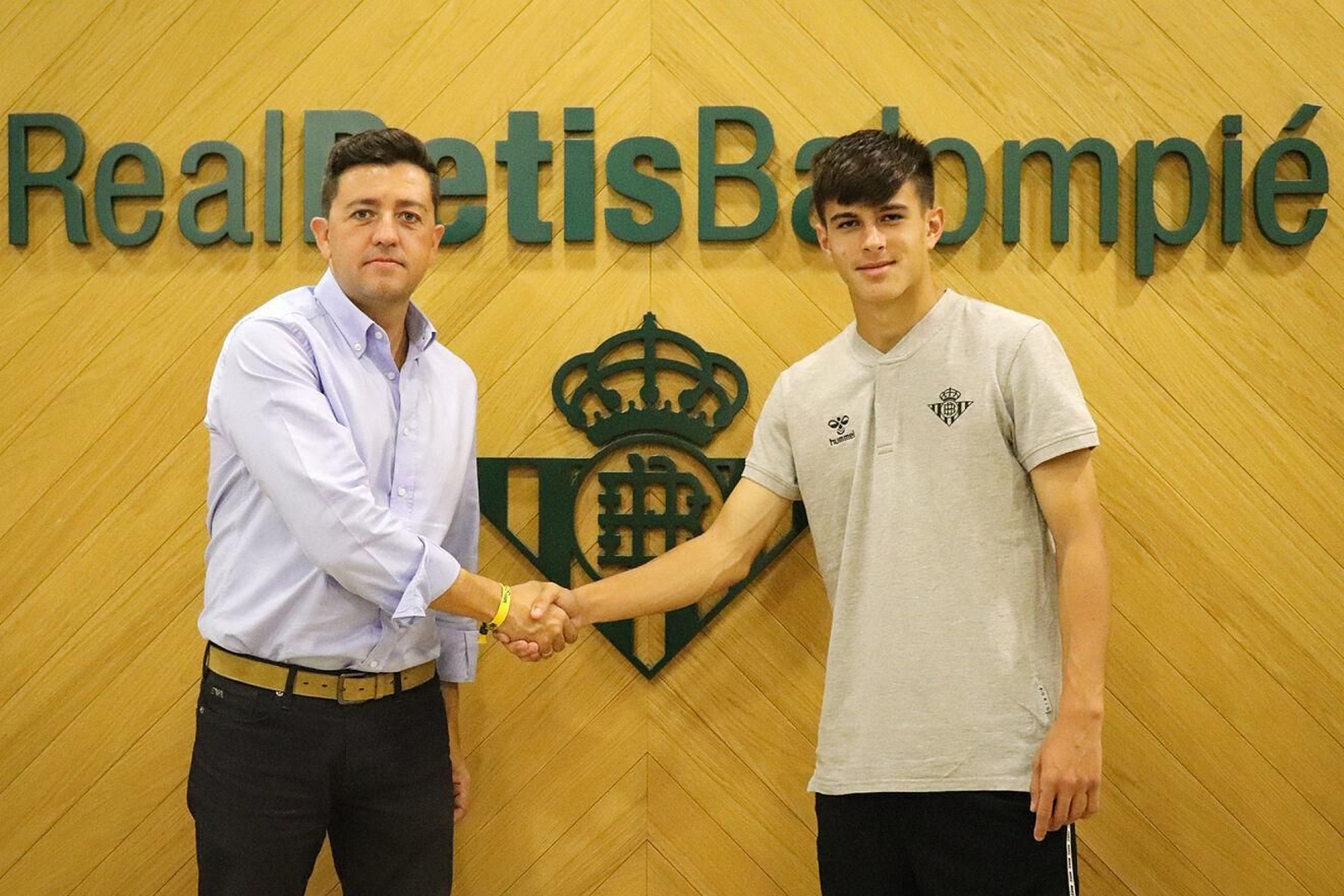 Dani Pérez, tras renovar recientemente con el Betis.