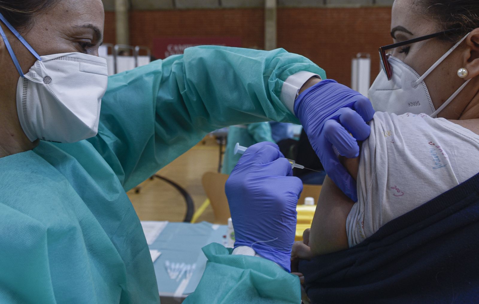 Coronavirus: La vacunación en el Pabellón deportivo de la Facultad de Económicas