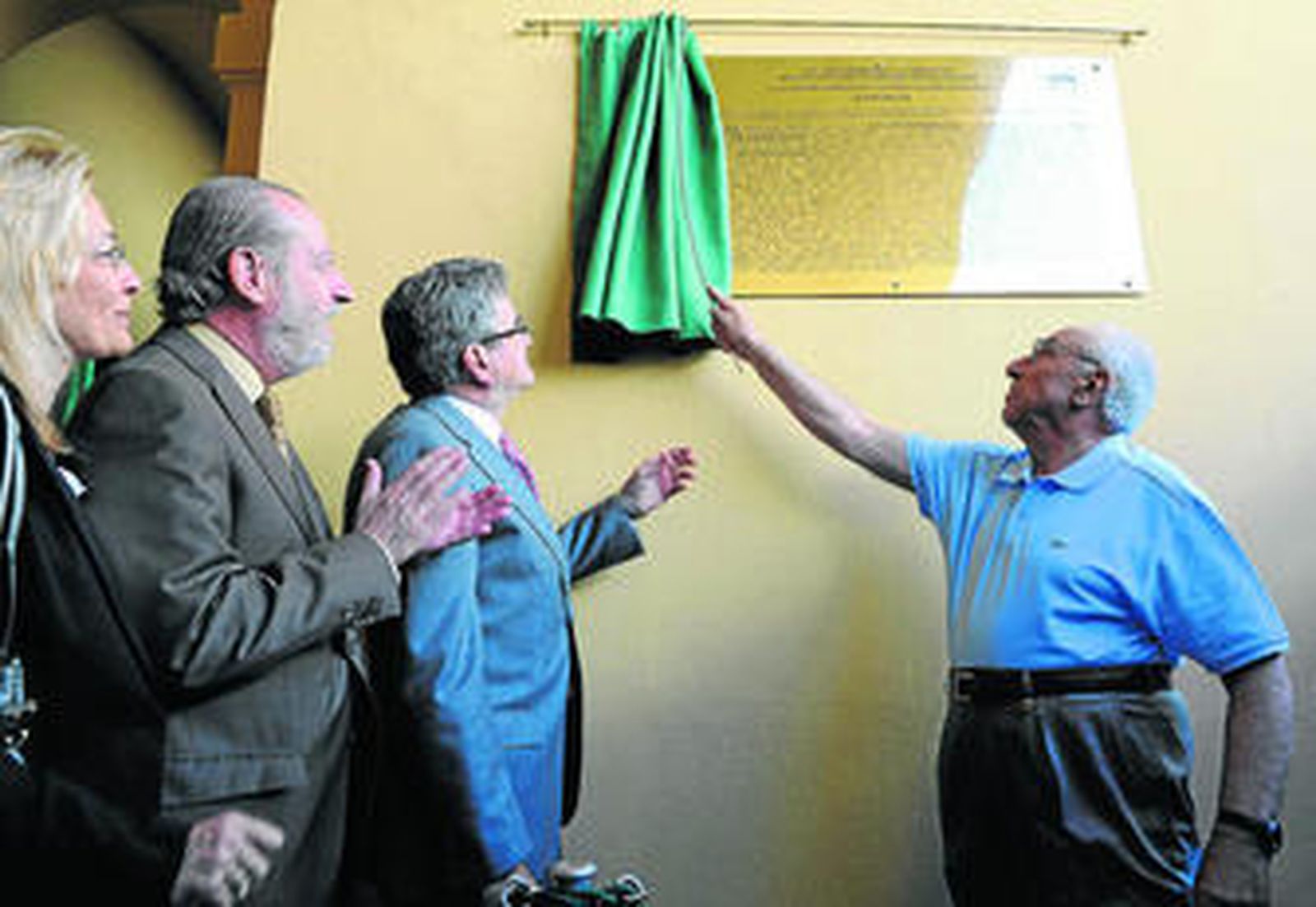 Agustín Roldán, hijo de una de las víctimas, descubre la placa conmemorativa en la Diputación de Sevilla.