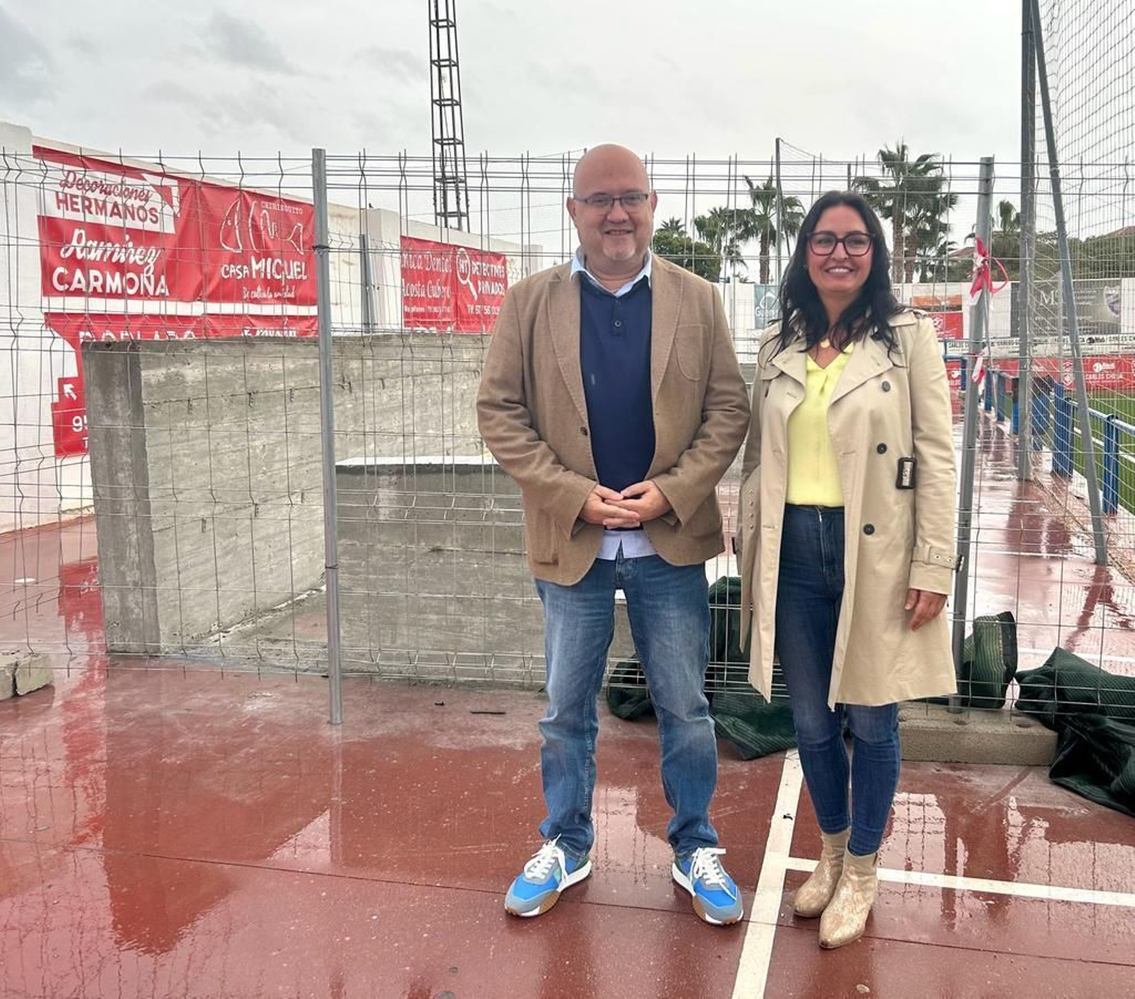 El teniente de alcalde de Torre del Mar, Jesús Pérez Atencia, y la concejal de Deportes, Rocío Ruiz, en el estadio Juan Manuel Azuaga