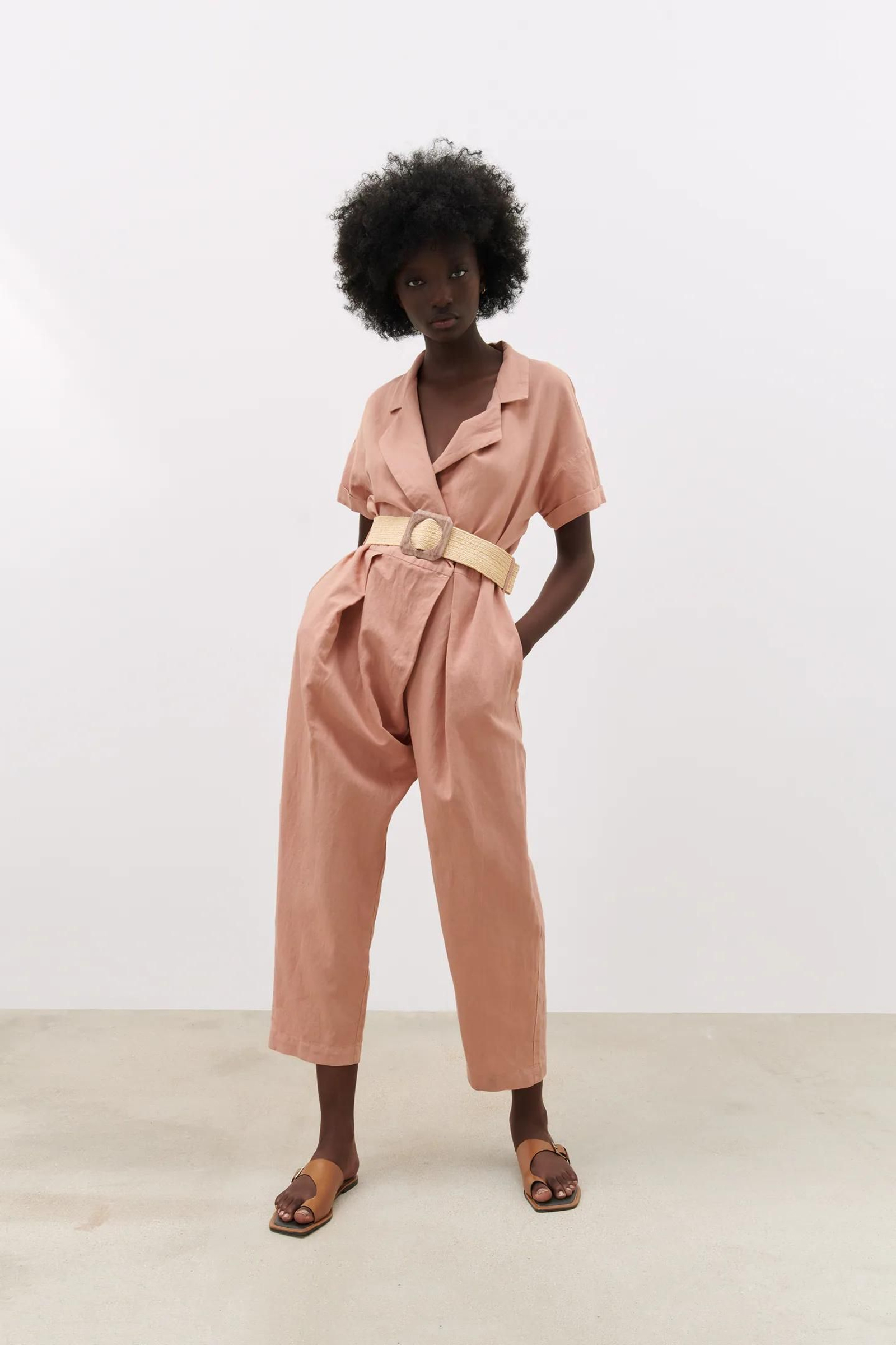 El mono de lino de Zara en color rosa. El mono de lino de Zara en color rosa.