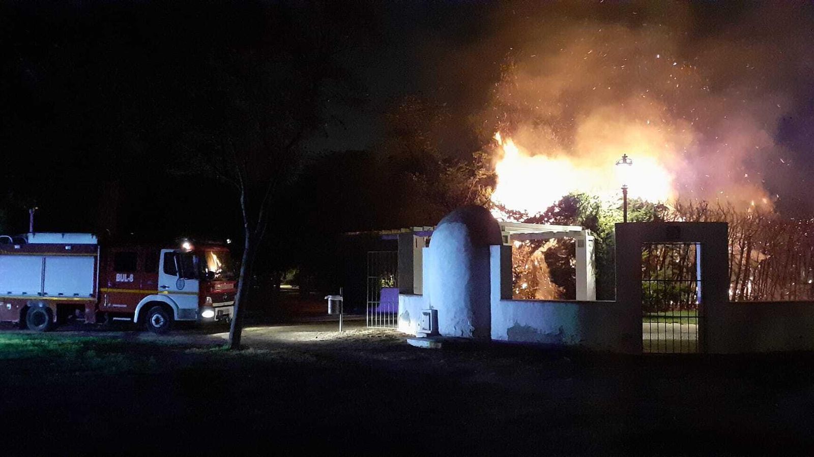 Los Bomberos trabajan en la glorieta Ofelia Nieto, este miércoles.