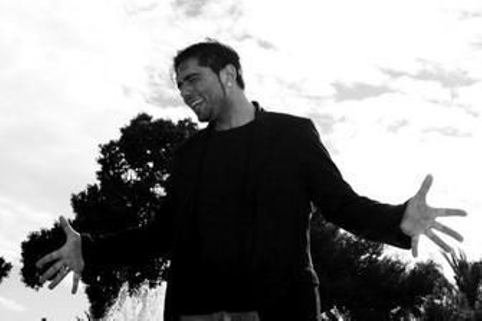 Agustín interpreta un tango durante la tarde de ayer en el Parque Nicolás Salmerón de Almería.