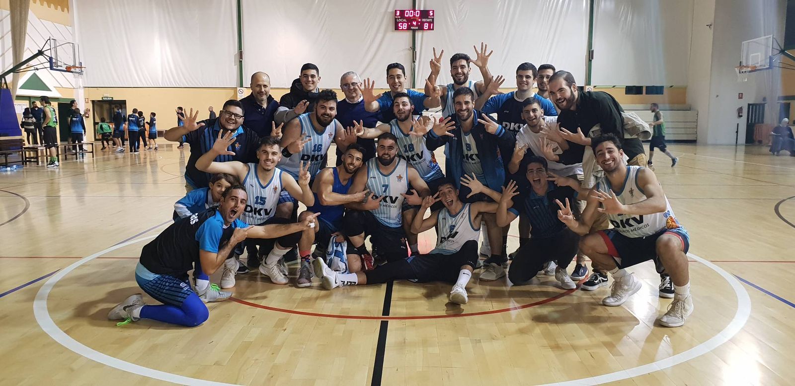 Los integrantes del DKV festejan sus siete victorias de la primera vuelta.