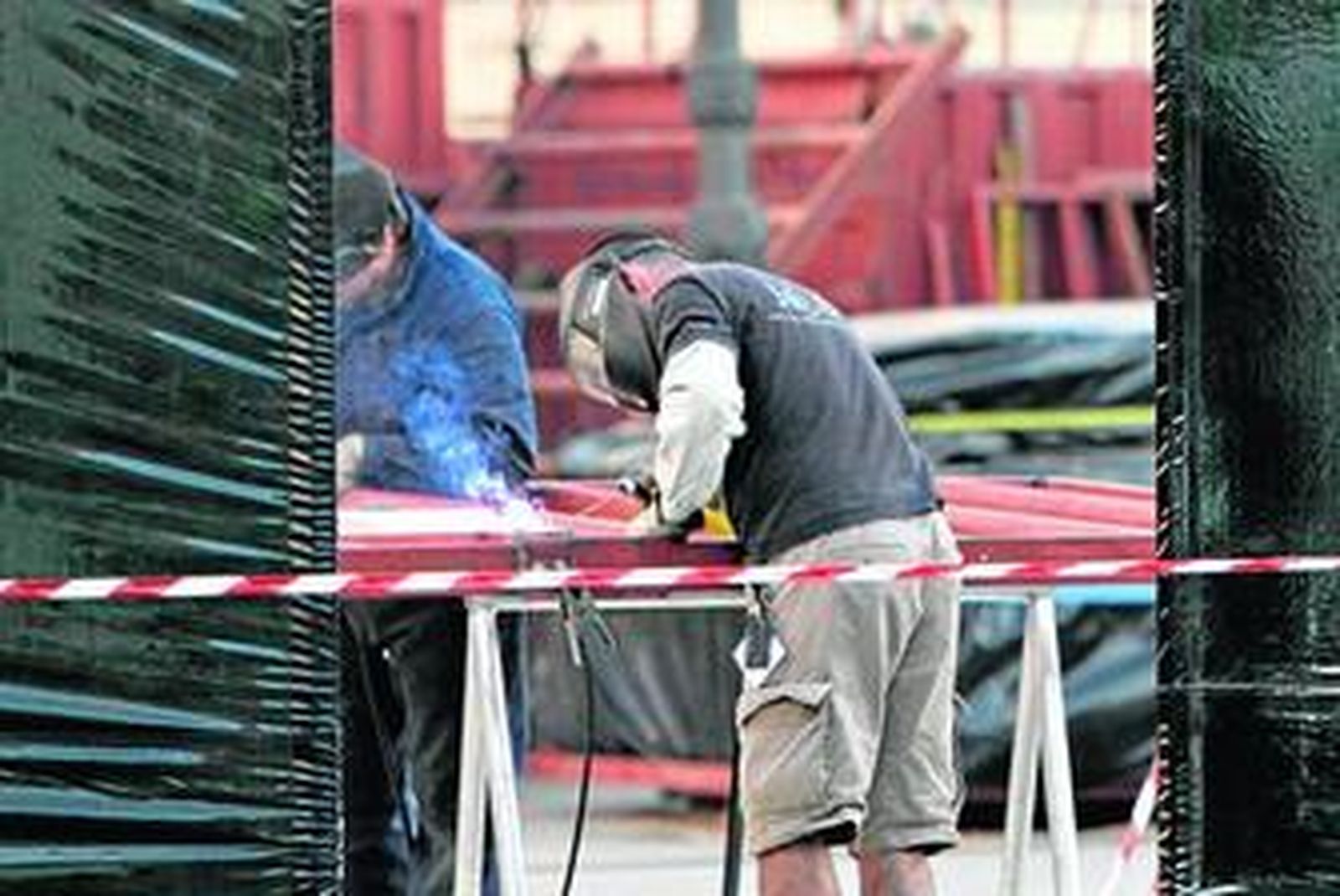 Trabajadores del equipo de 'Knight & Day', ayer en Cádiz.