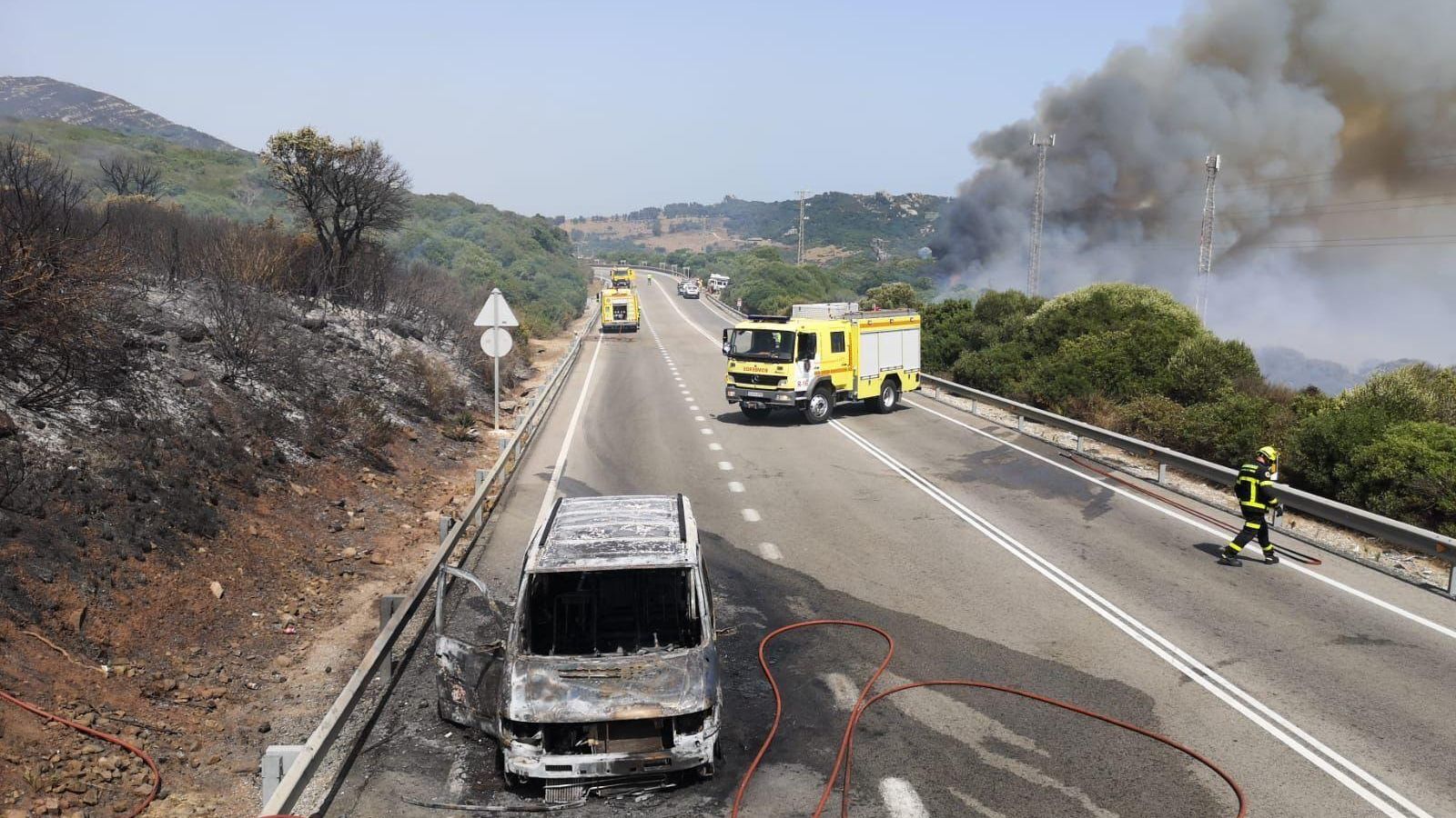 El coche incendiado en las proximidades de El Cuartón.