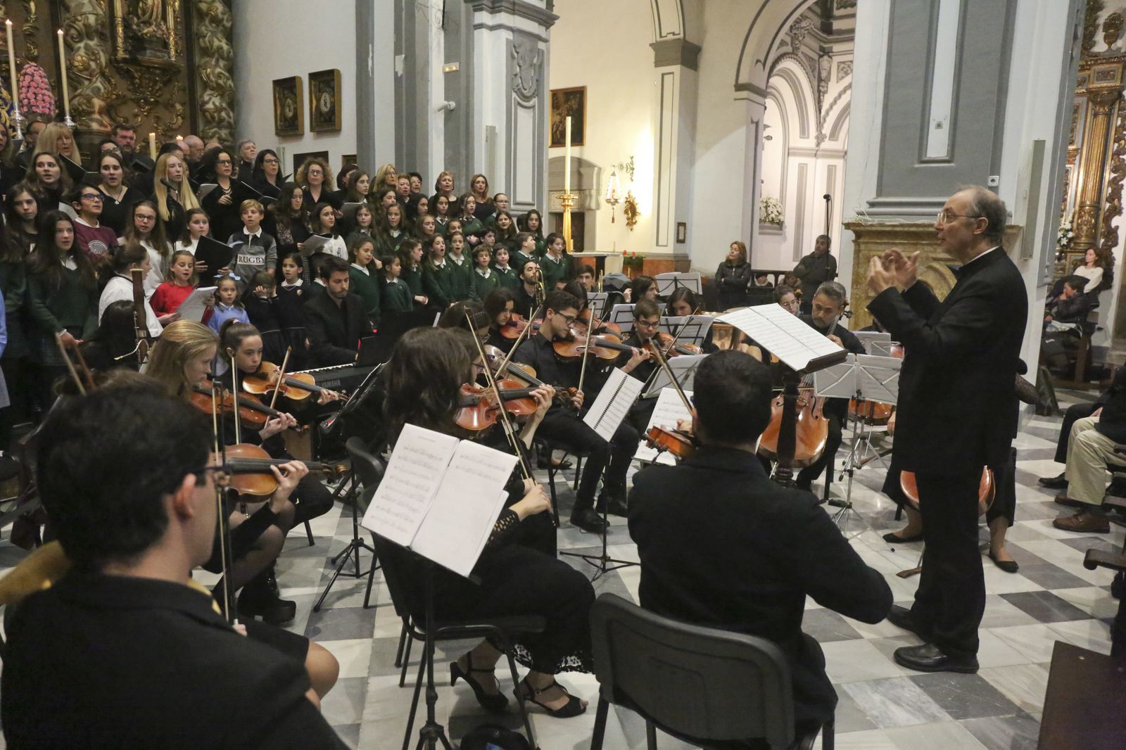 Marco Frisina dirige a Pueri Cantores Málaga, este jueves, en la iglesia de San Juan.
