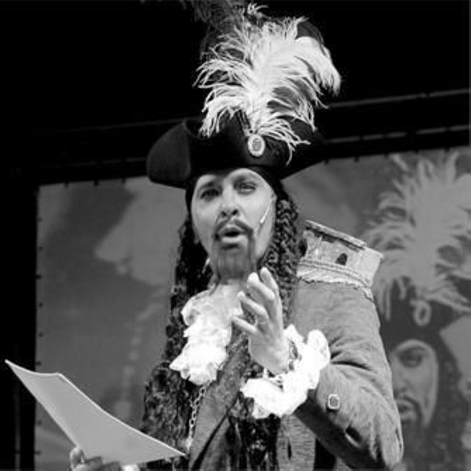 Monchi, ataviado como Capitán Cañaílla, se dirige al público en un instante de su pregón.