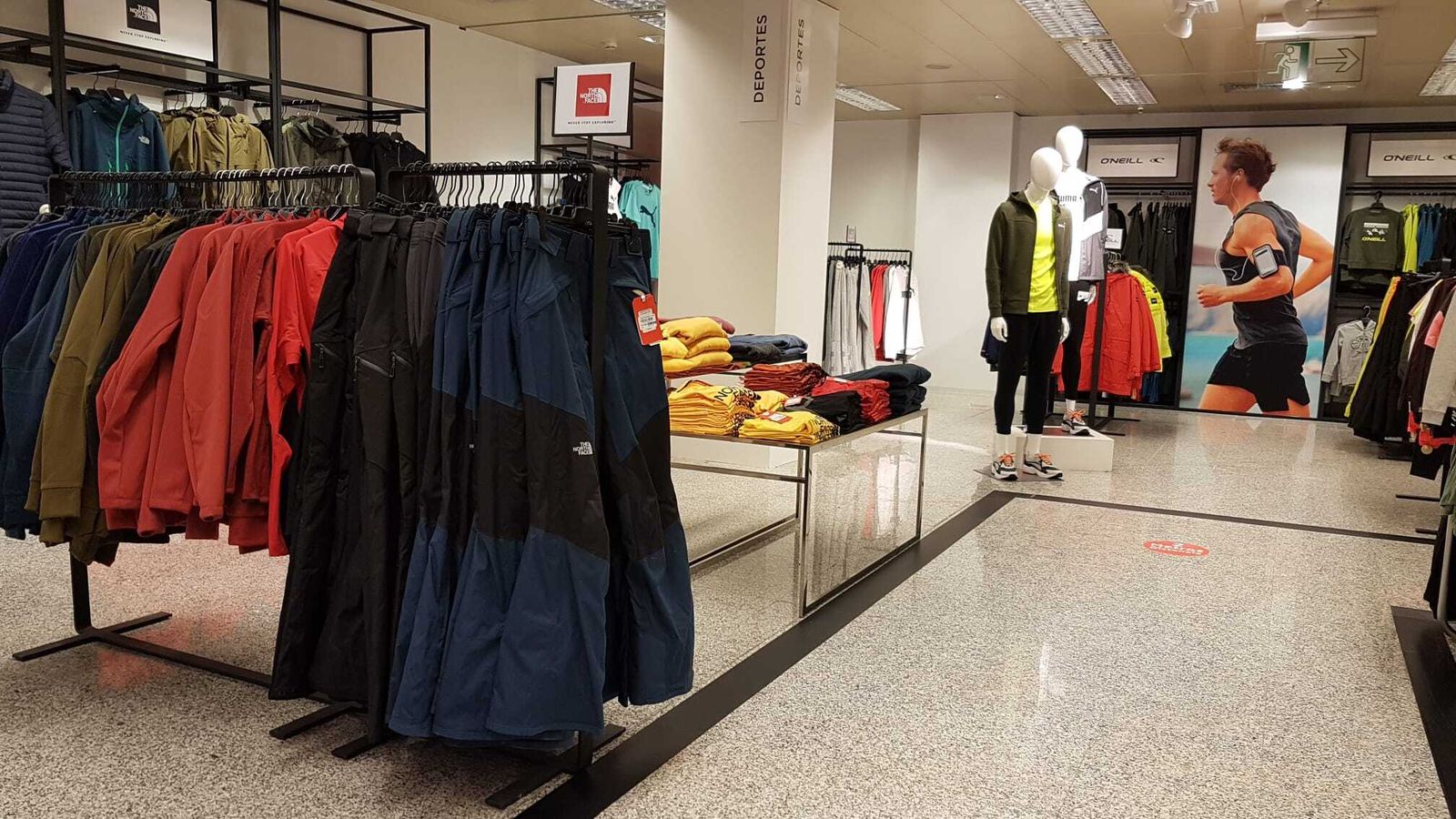 Algunas de los productos deportivos del nuevo outlet de El Corte Inglés.