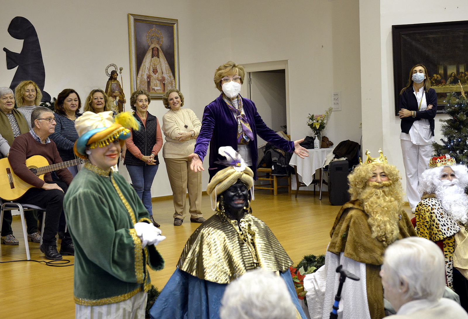 La Fundación Centro de Acogida San José recibe la visita de los Reyes Magos.