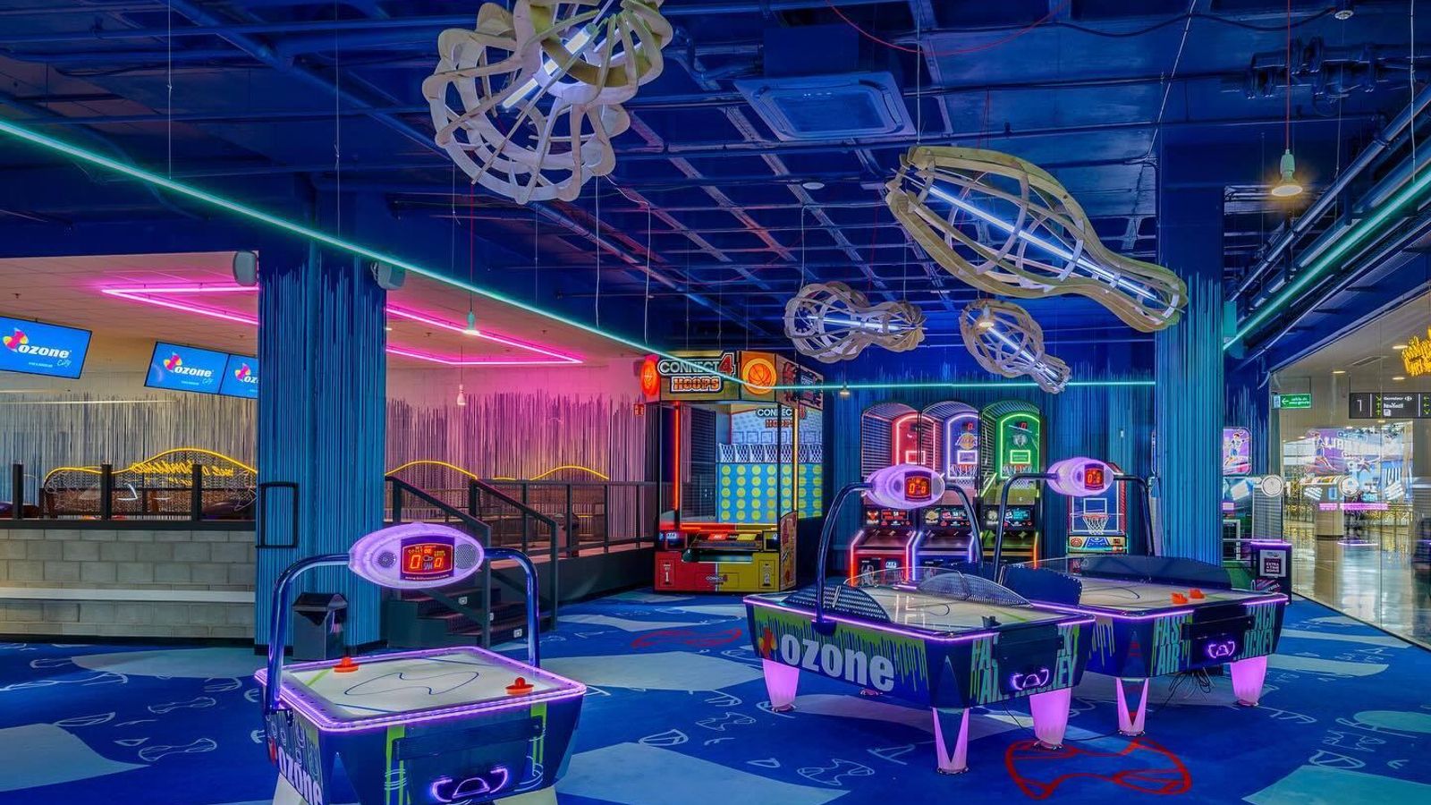 Máquinas recreativas en un centro de Ozone Bowling.