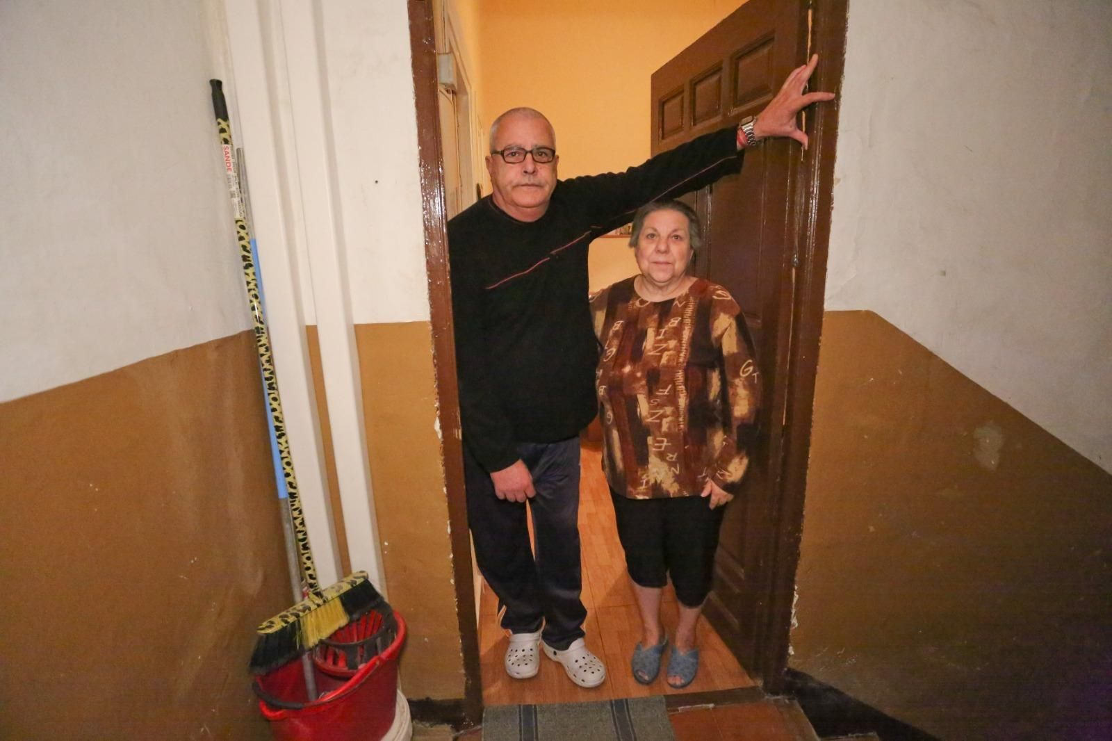 Andrés y Carmen, en la puerta de sus casas
