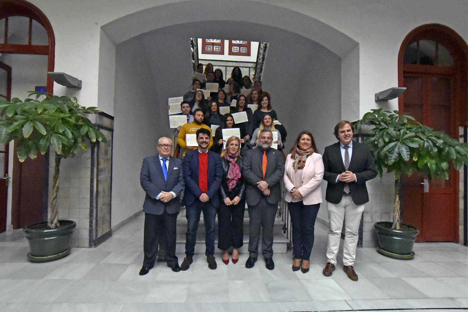 Autoridades y participantes de los talleres de empleo.