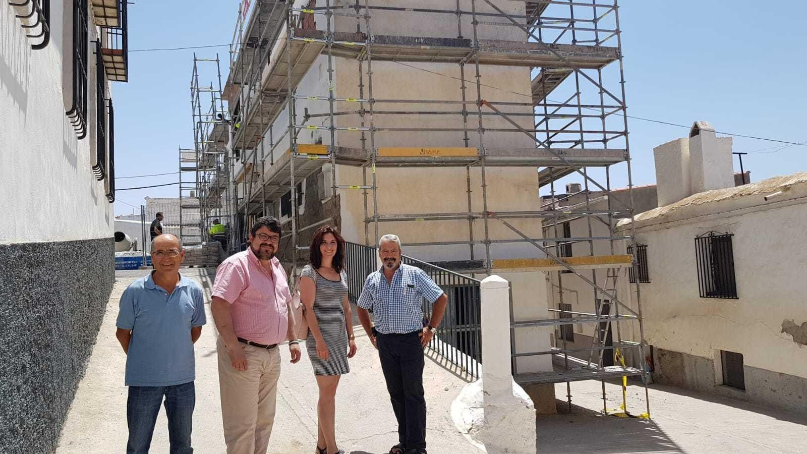 El alcalde, Rafael Montes, junto con su equipo, en el edifico de Correos.