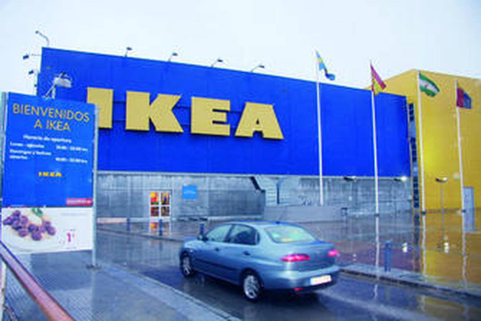 Uno de los accesos al aparcamiento subterráneo del IKEA de Castilleja de la Cuesta.