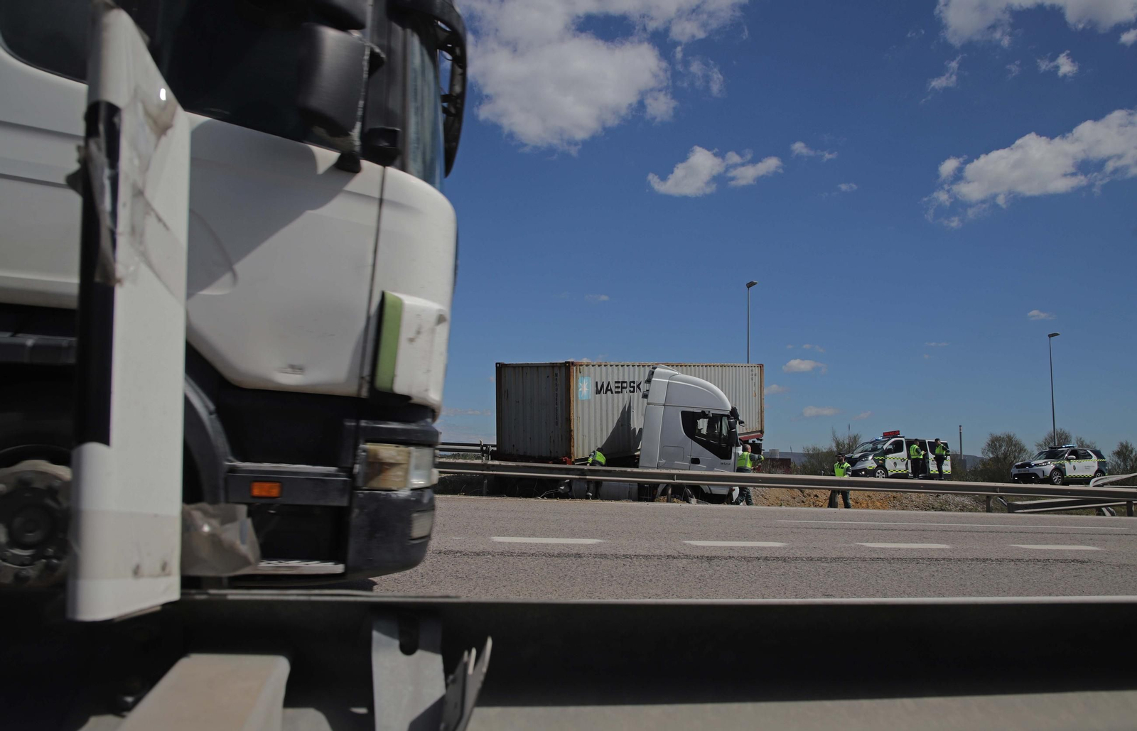 Fotos del camión accidentado en la A-381 a la altura de Puente Romano