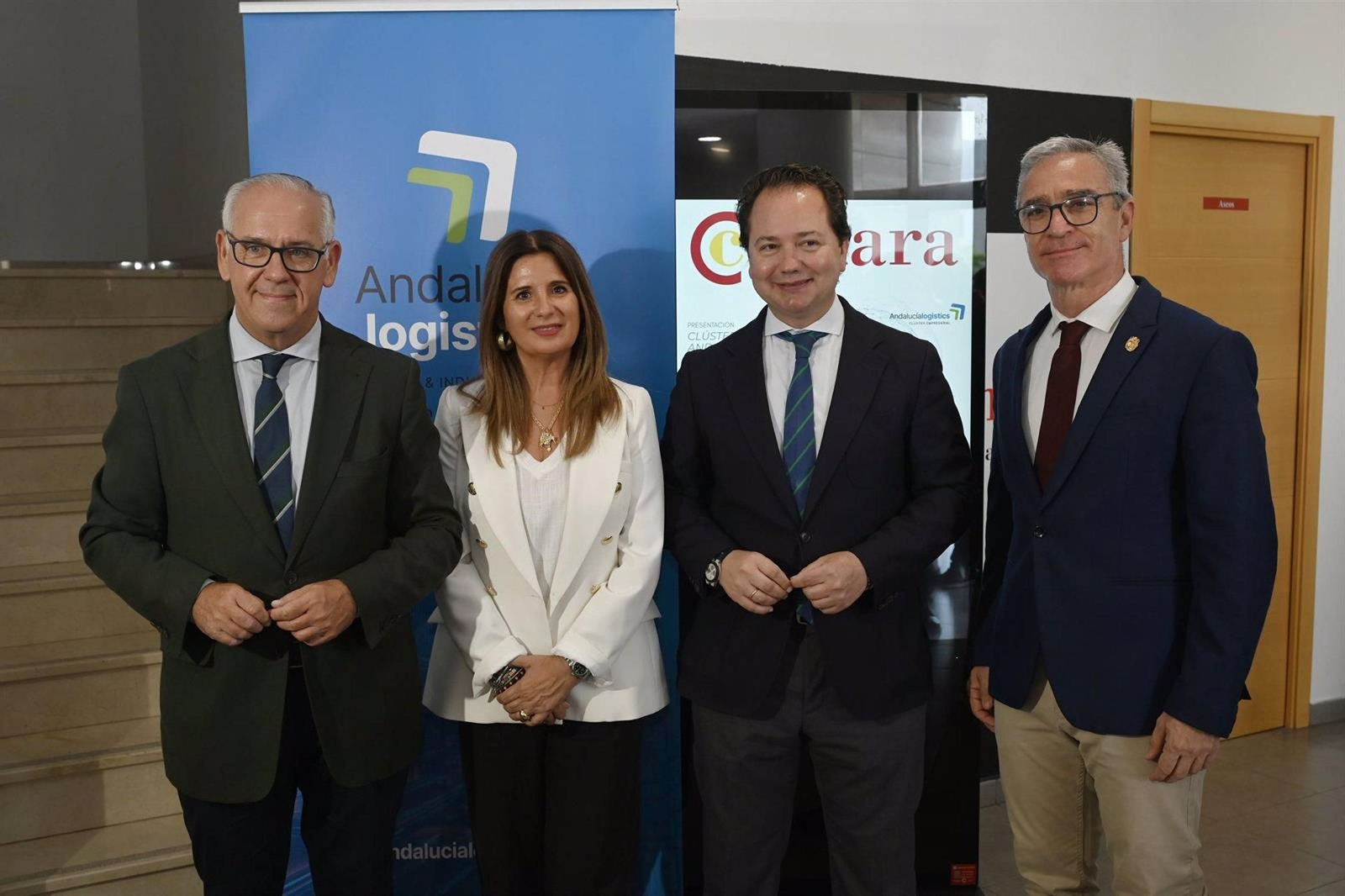 Foto de familia en el acto de Linares.