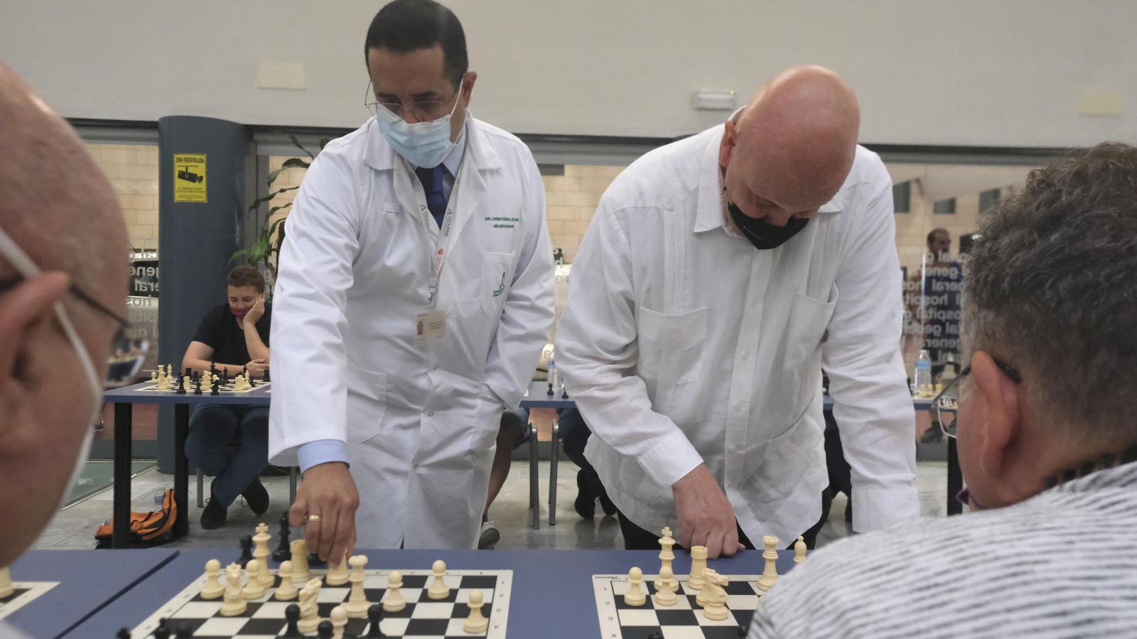 Cristóbal Blanco y Leontxo García en el Hospital Reina Sofía.
