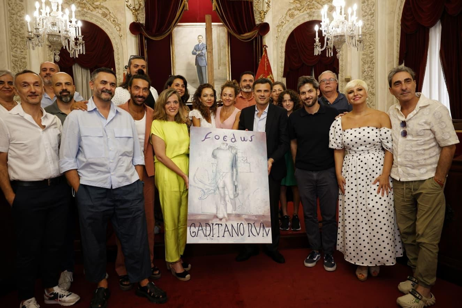 Participantes en el espectáculo de clausura, Bruno García y Mayte González posan con el cartel anunciador.