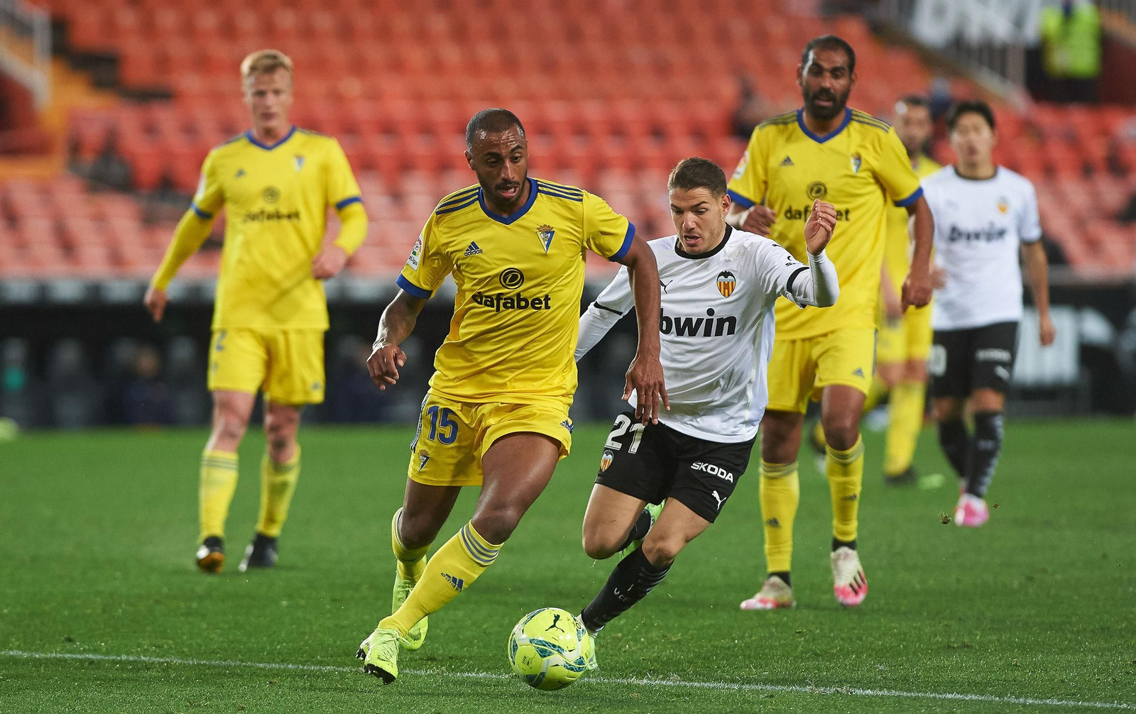 Akapo y Manu Vallejo en el Valencia-Cádiz de la pasada campaña.