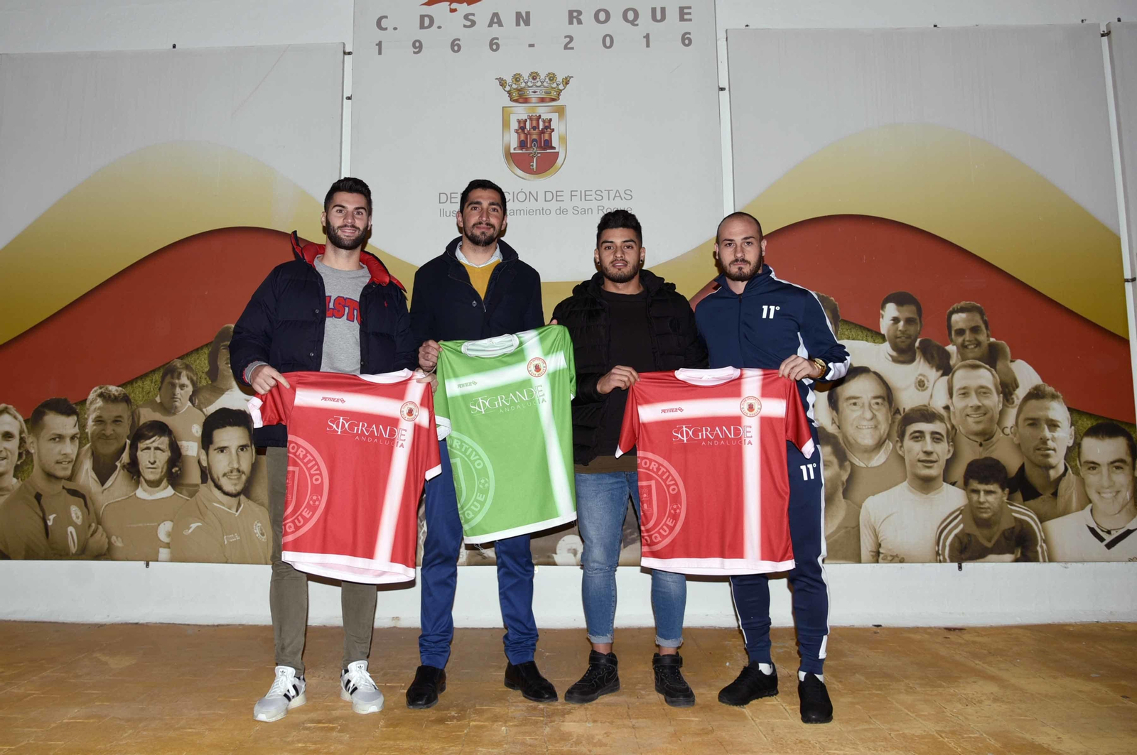 Las cuatro incorporaciones del San Roque, durante la presentación