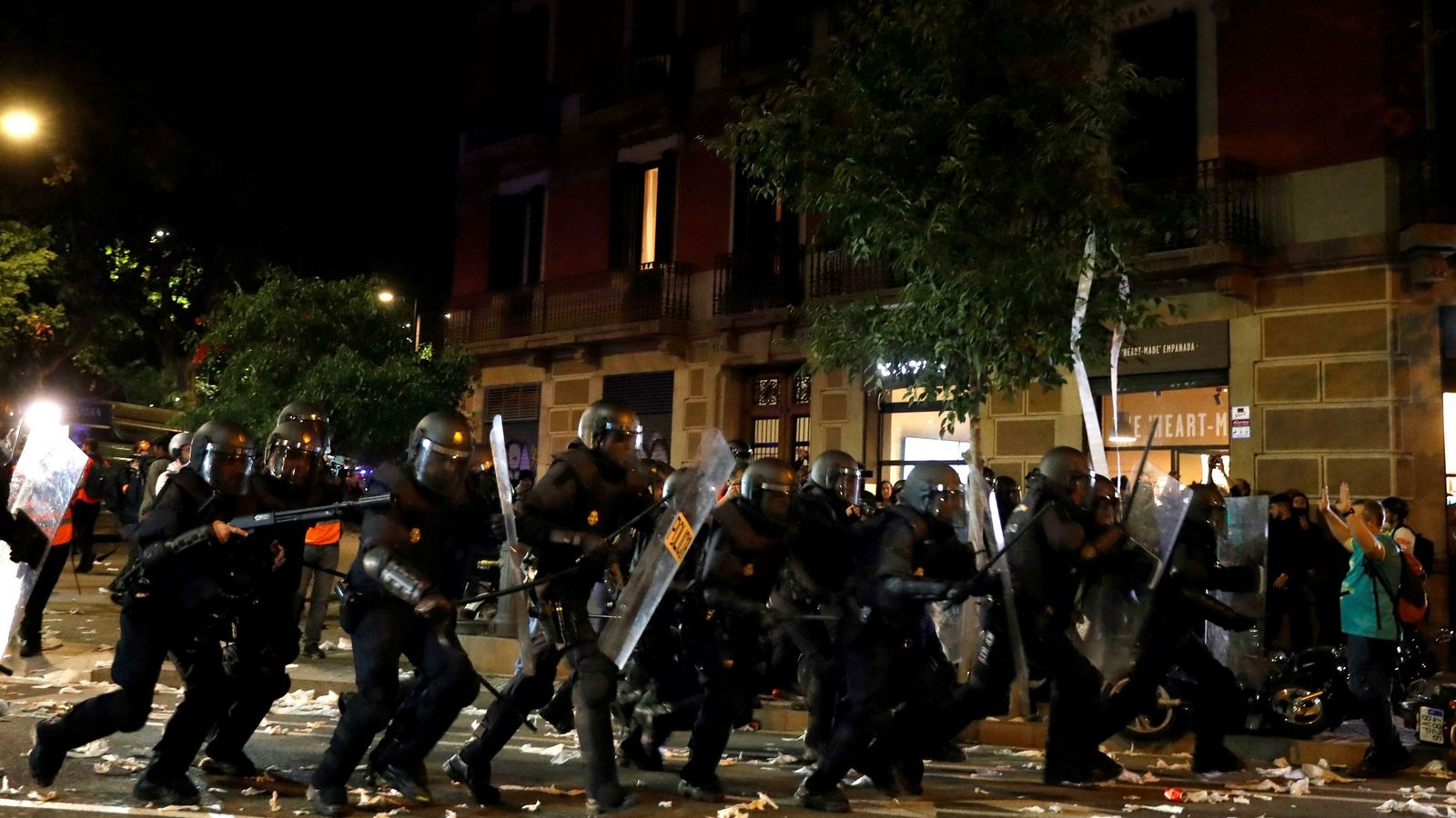 Carga policial en un momento de la noche.