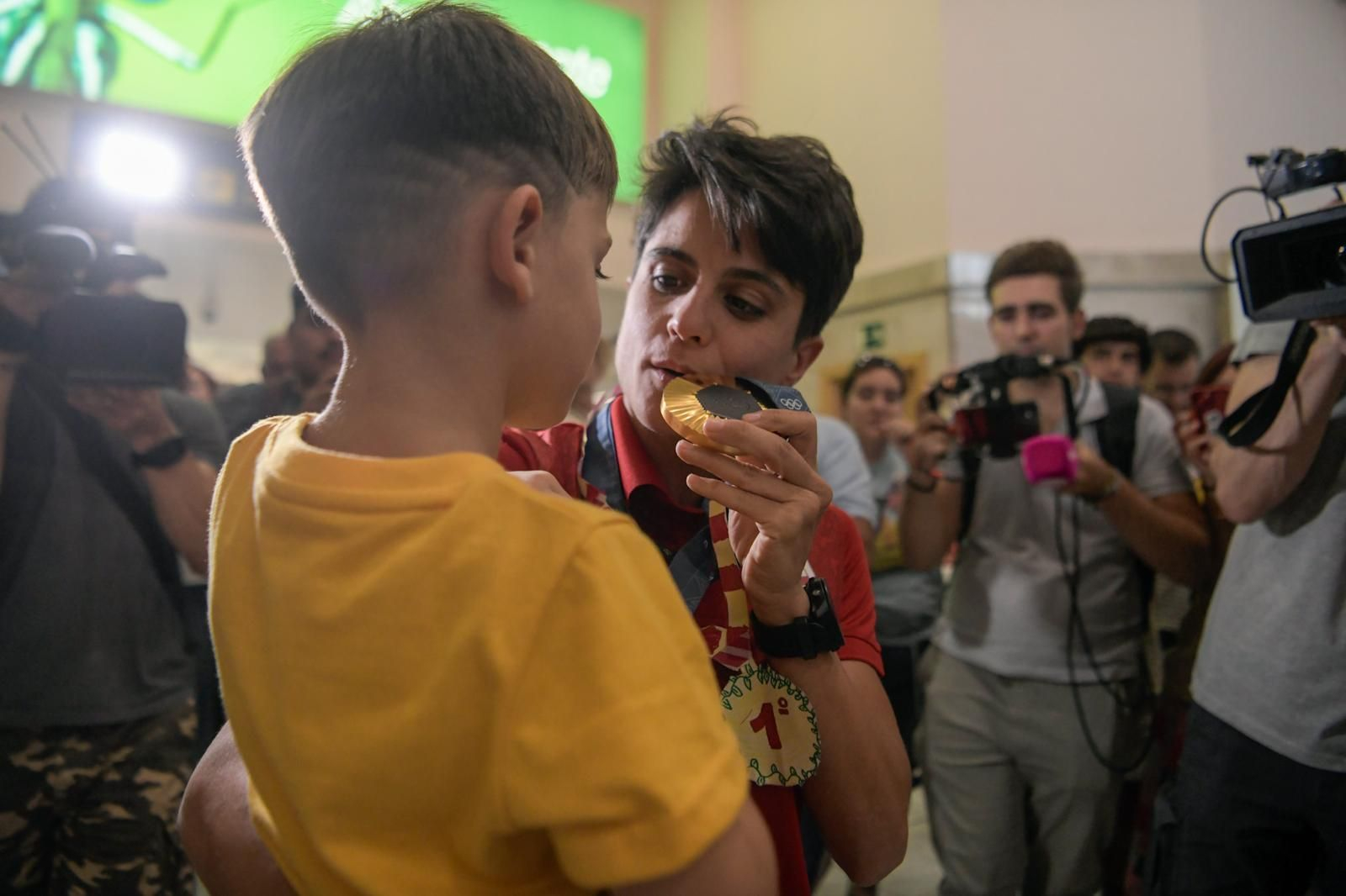 Granada recibe a la campeona María Pérez, en imágenes