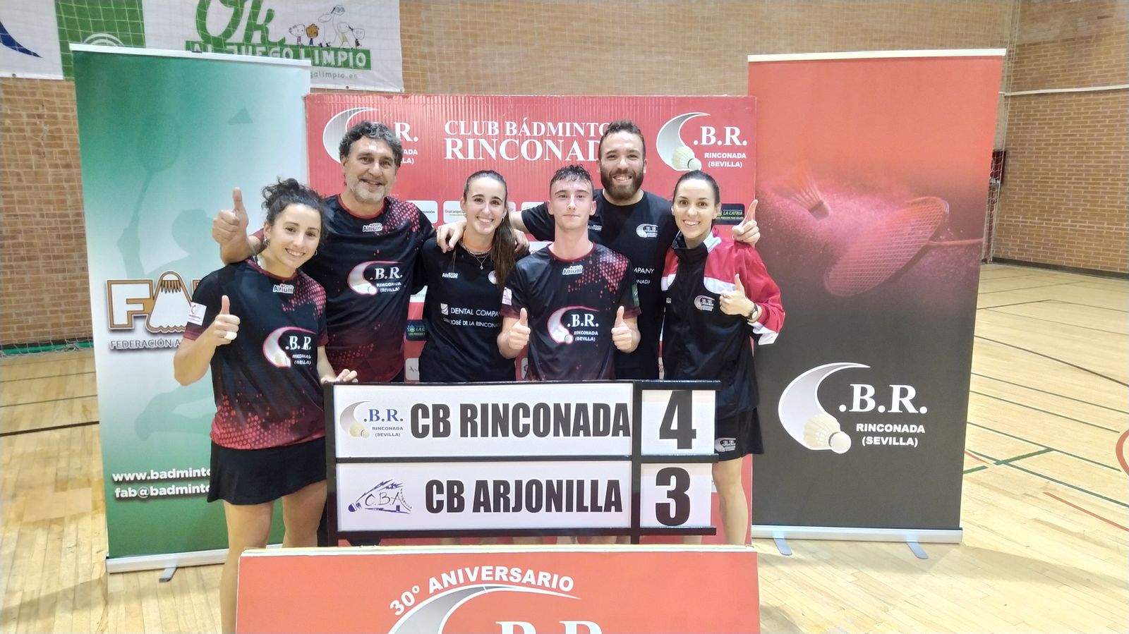 El equipo rinconero celebra la primera victoria de la temporada