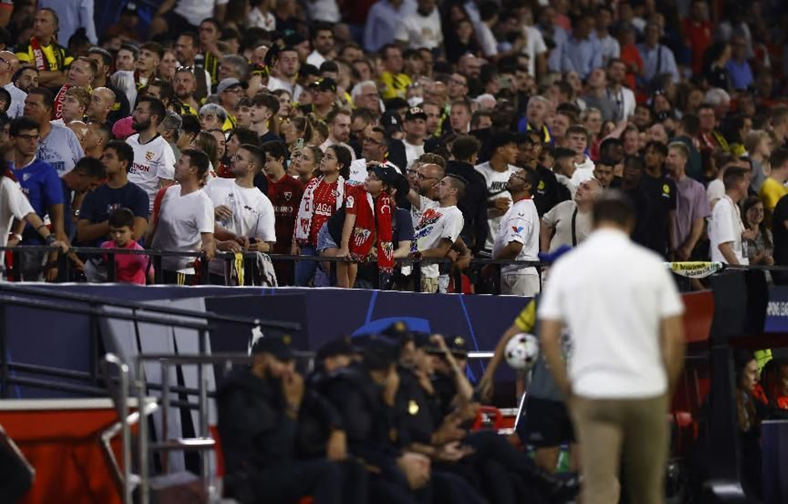 La grada se dirige al palco mientras Lopetegui se difumina en el banquillo.