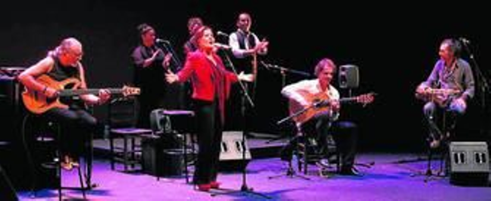 En primer término, Carles Benavent, Carmen Linares, Salvador Gutiérrez y Jorge Pardo, la noche del martes en el Central.
