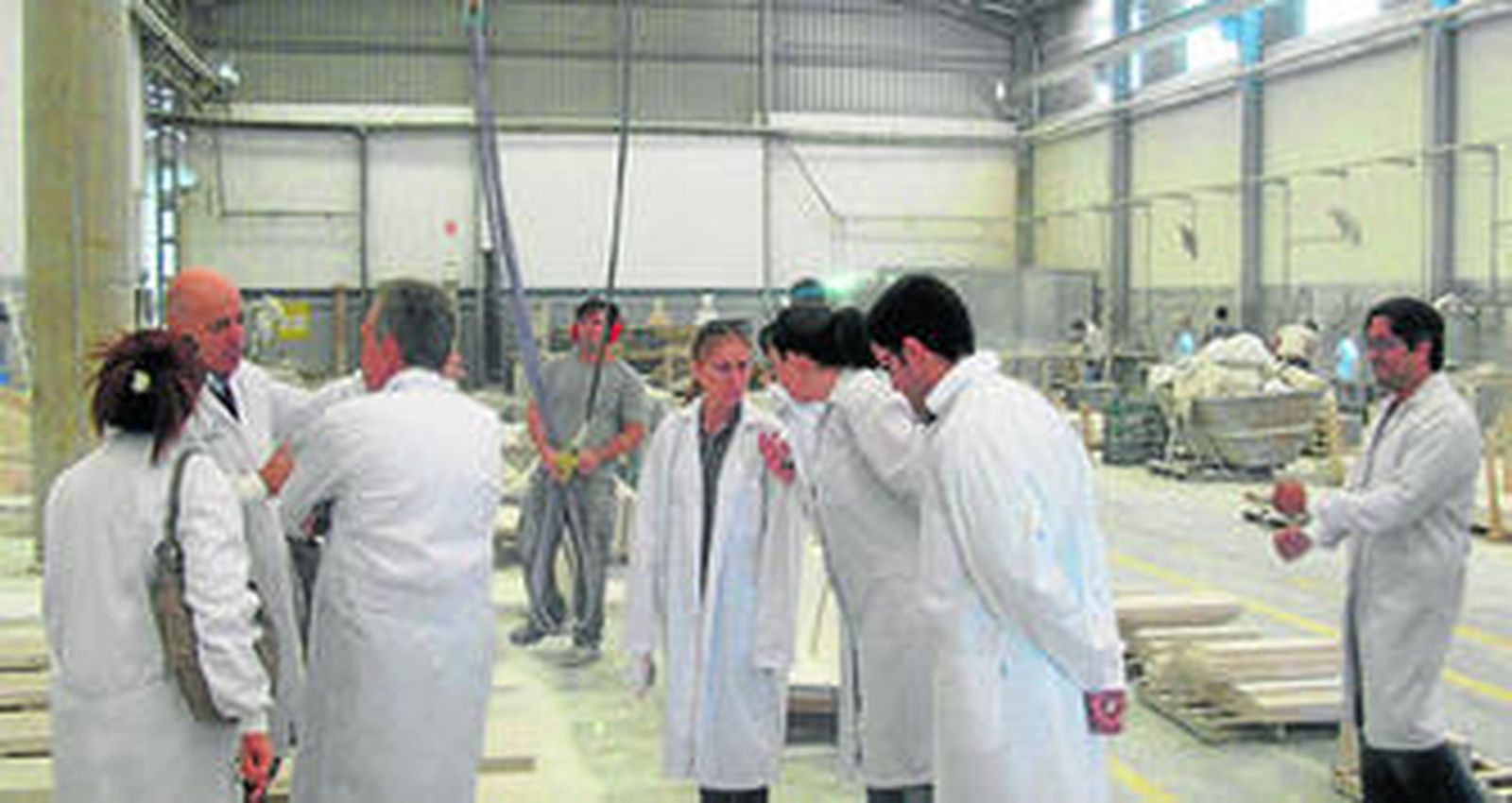 Visita de operadores extranjeros a la empresa de mármol Cuéllar.