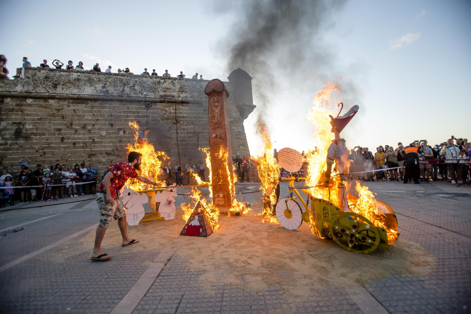 Noche de San Juan en Cádiz: Imágenes de la quema de los juanillos
