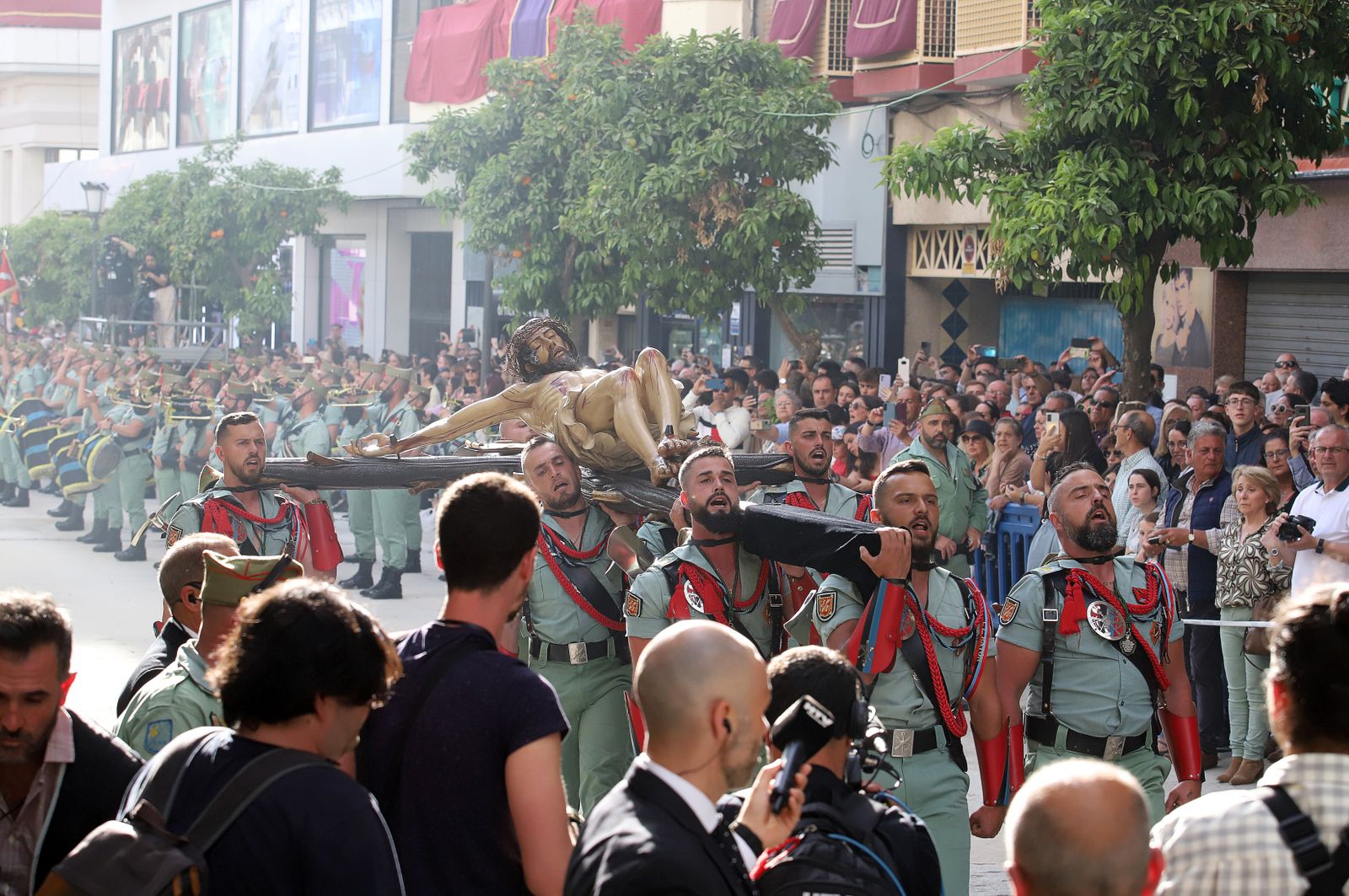 Sábado de Pasión: Imágenes de La Legión con el Cristo de la Vera+Cruz