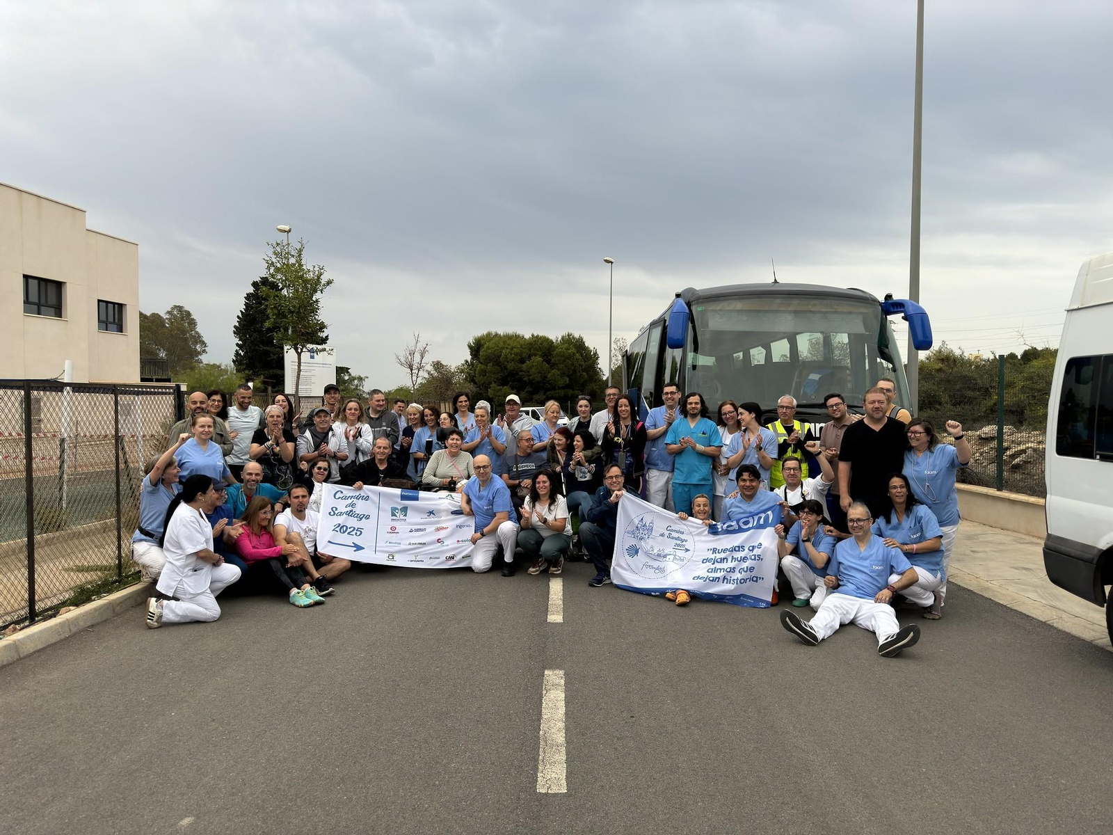 Grupo de usuarios de FAAM que van a realizar el camino con los monitores, enfermeras, personal de FAAM y representantes de las empresas colaboradoras