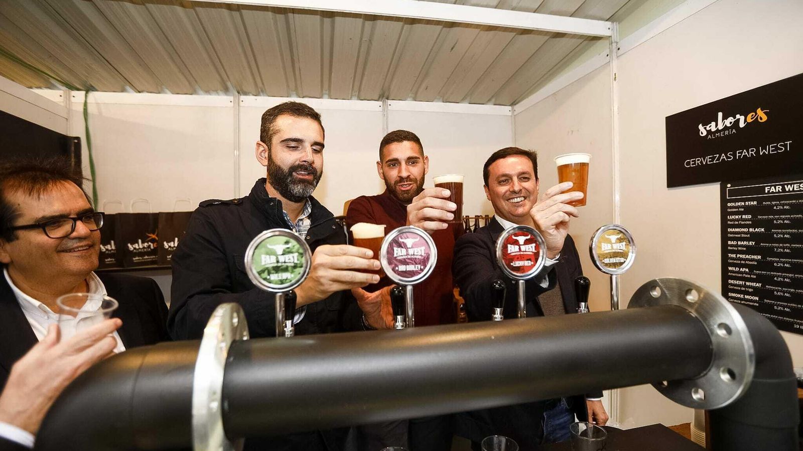 El presidente de Diputación y el alcalde de Almería prueban la cerveza artesanal.