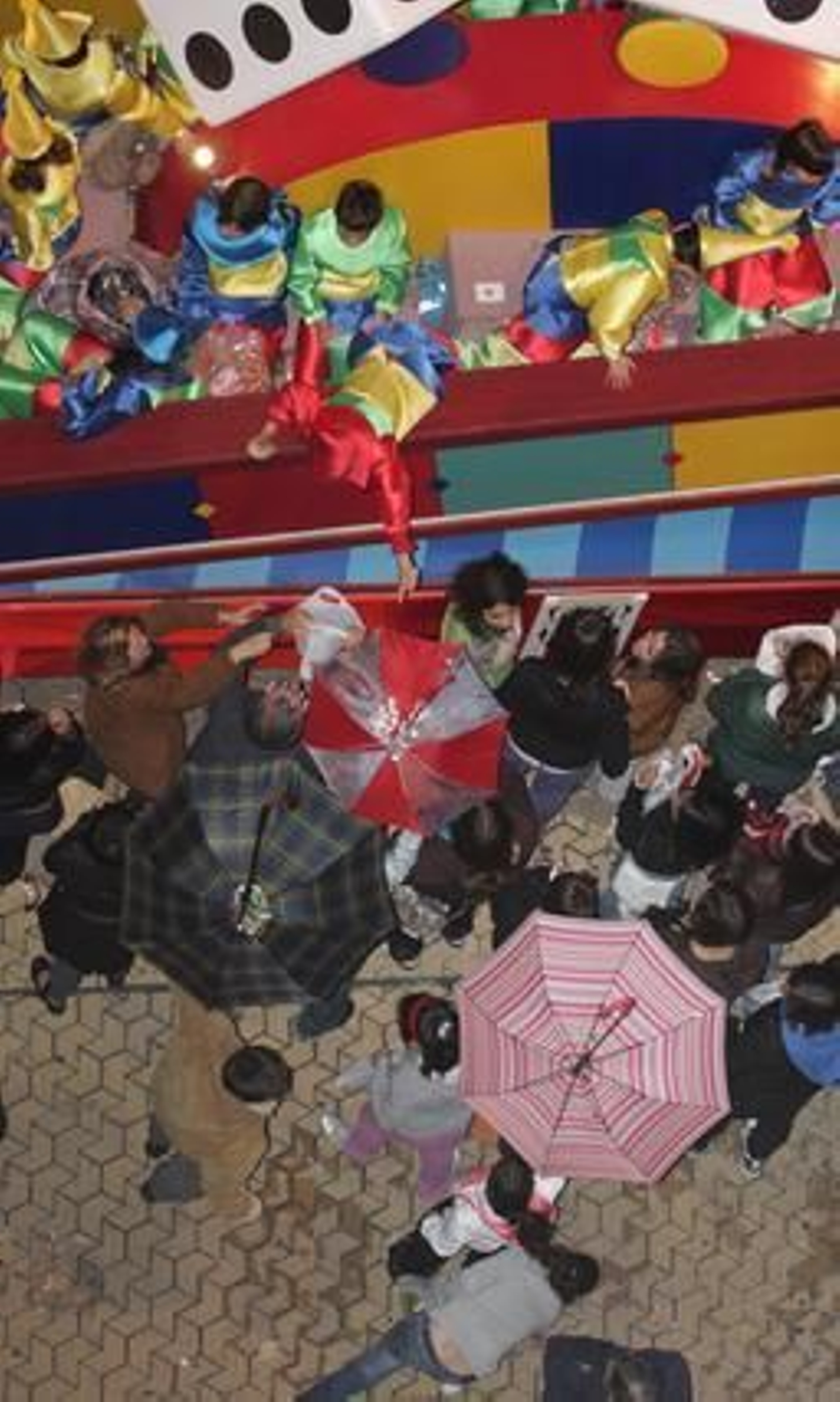 Los niños de la carroza de Parchís repartiendo caramelos.

Foto: Belén Vargas